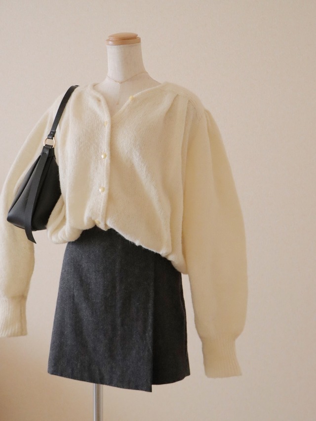 ●tuck & puff sleeve design front button knitted ivory color cardigan