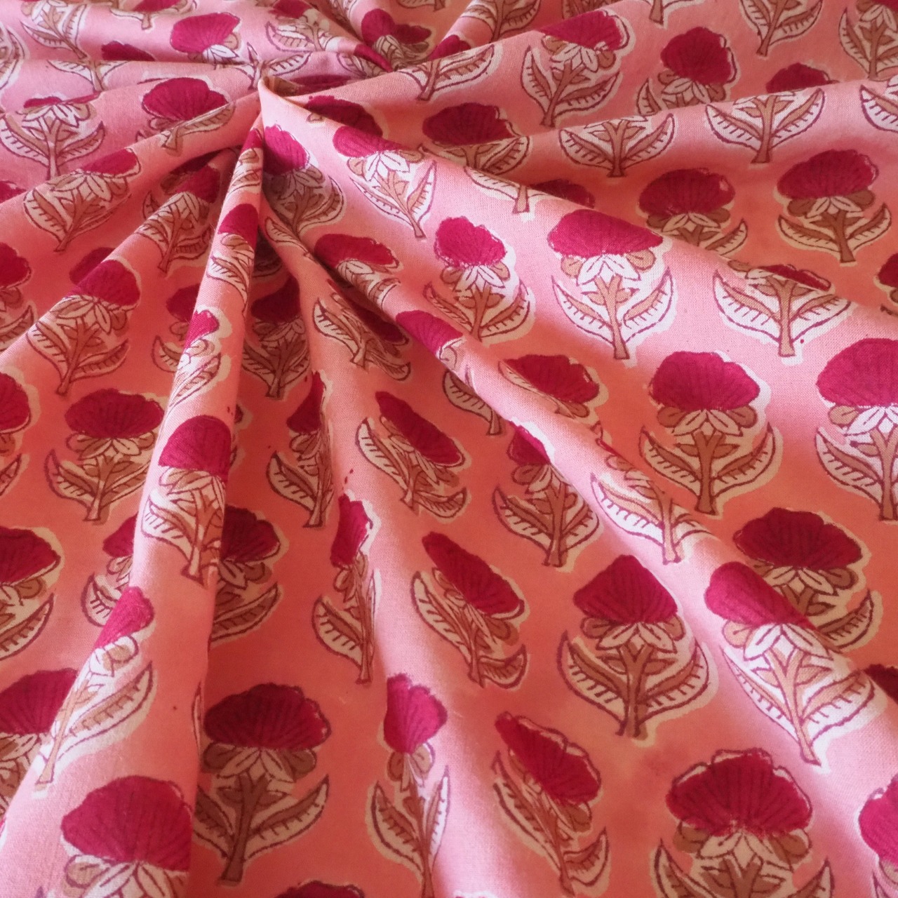 ブロックプリント生地【50cm単位】インド綿  小花柄 ピンク×ベージュ×赤 #49311-PK2【再入荷】