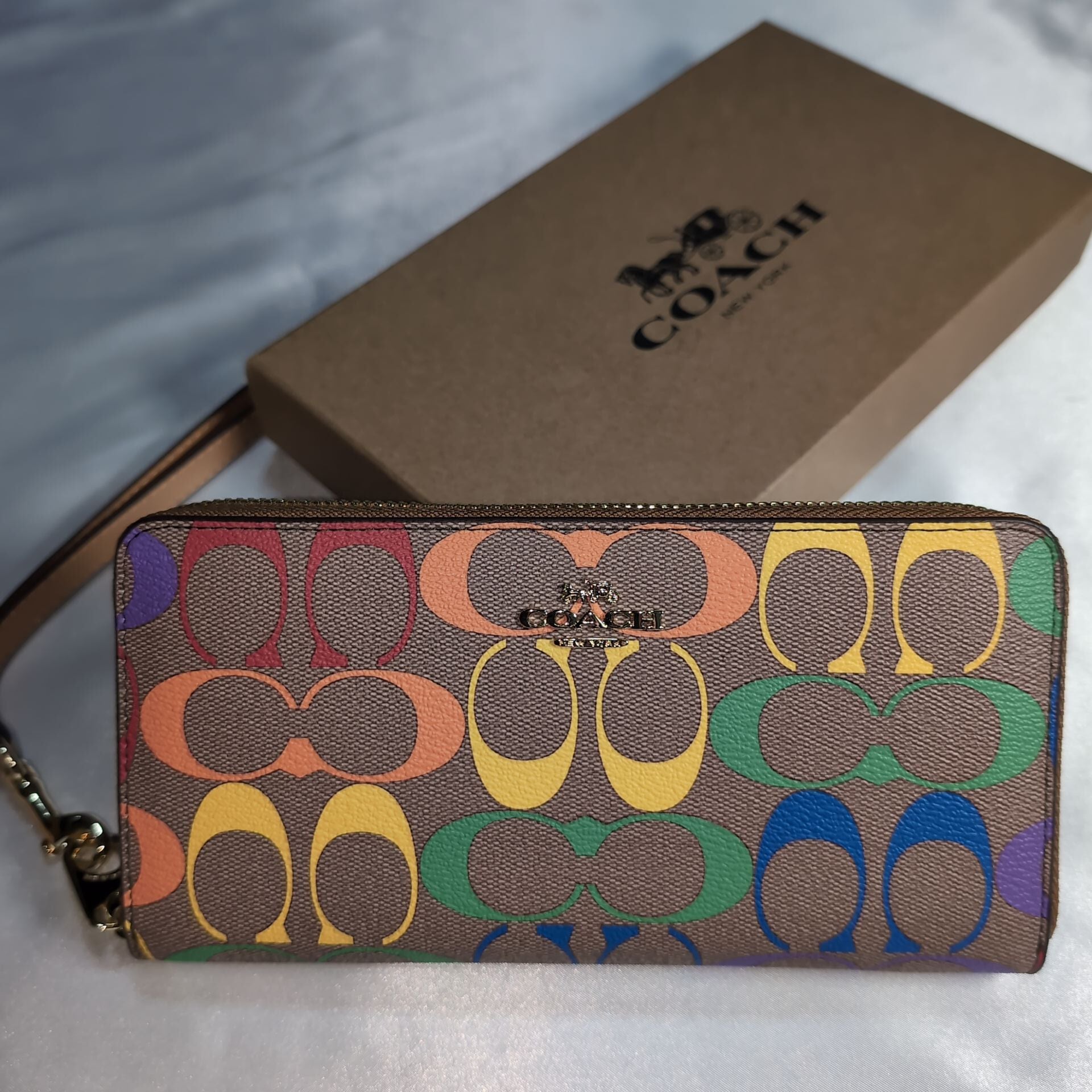 新品 COACH 長財布ラウンドファスナーレインボー　シグネチャー　小銭入れ有 COACH - 新品 COACH 長財布ラウンドファスナーレインボー シグネチャー