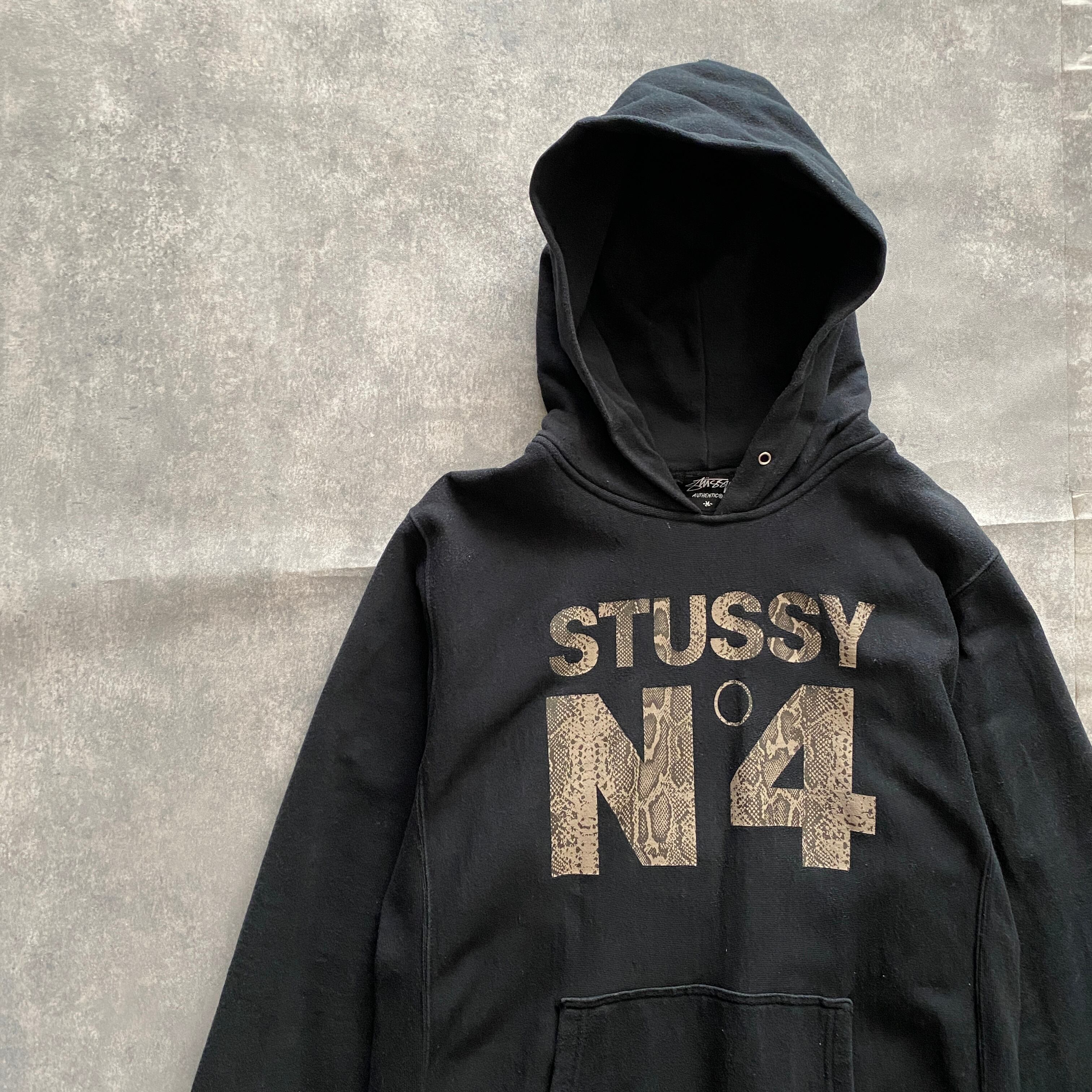 [人気デザイン]stussy  パーカー　　プリントデカロゴ　スウェット　M