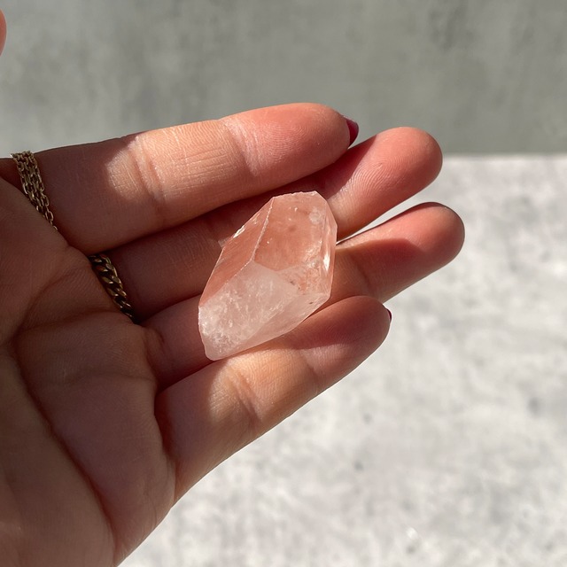 ブラジル・ディアマンティーナ産 ピンクレムリアン｜ハーフポリッシュ結晶・一点もの