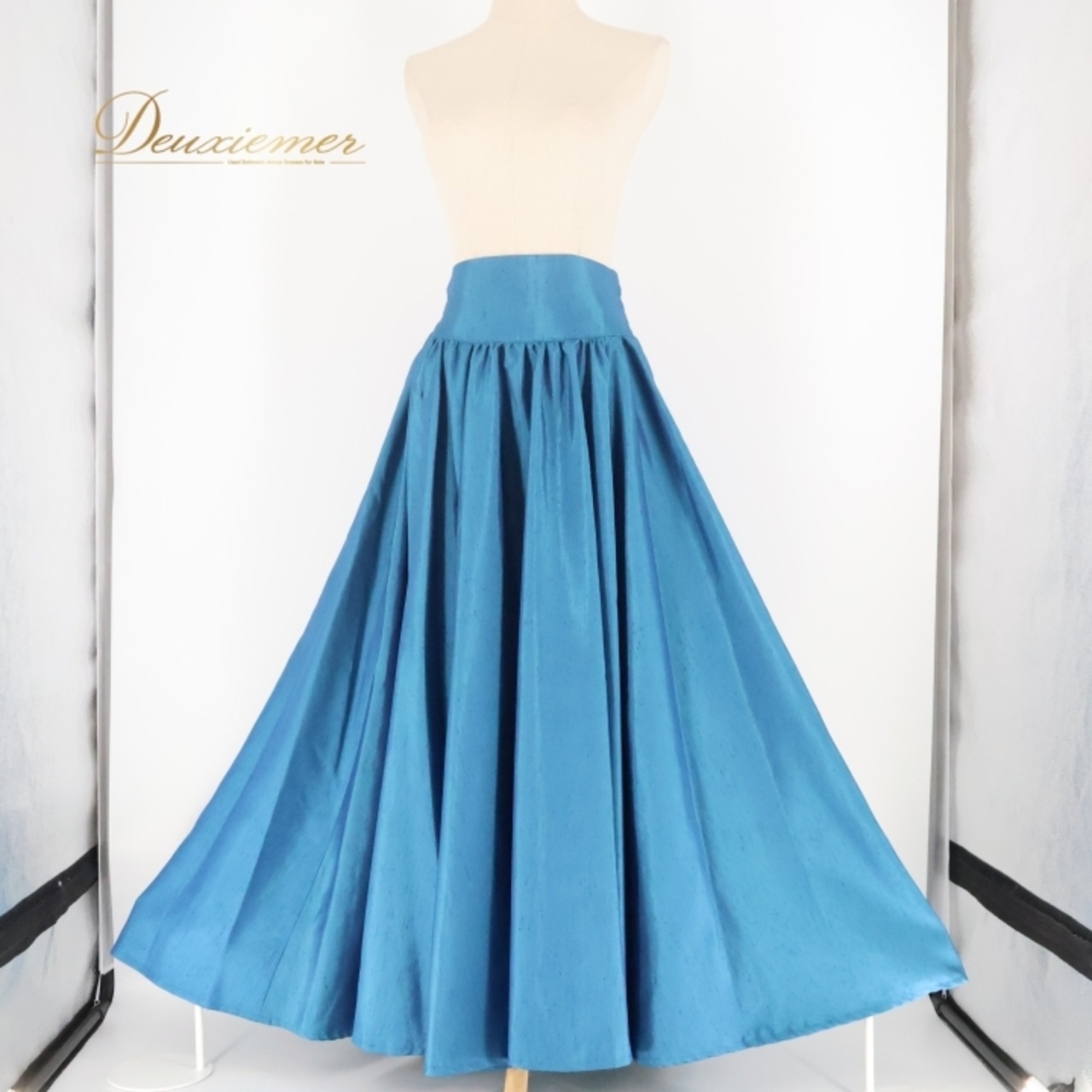 フラダンス 衣装 スカート ブルー系 マウナロア シンプル 無地 Maunaloa 水色 青 さわやか 華やか 鮮やか かわいい おしゃれ 上品 光沢感 ハワイアン アロハ レッスン 練習 フラ ダンス 大人っぽい フレアスカート エレガント 大人 レディース スポーツウエア 軽やか カジュアル