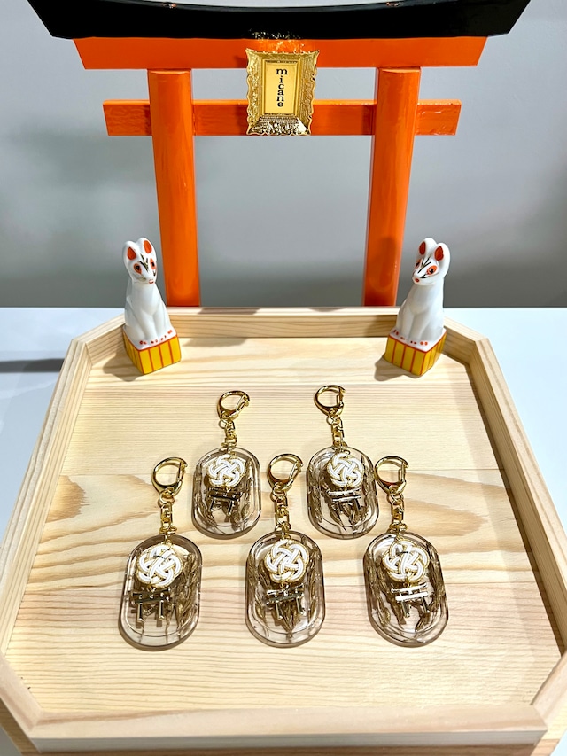 彌榮豊穣守（いやさかほうじょうまもり）  ― 稲穂と梅結びが招く、繁栄と良縁の鳥居守り ―