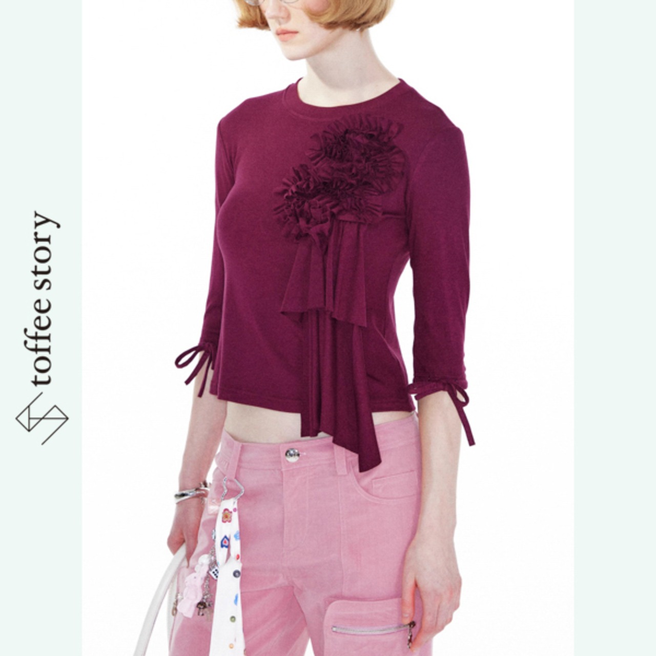 ワインレッドの異端者 ― フリルブーケのアシンメトリーカットソー 《B0011》