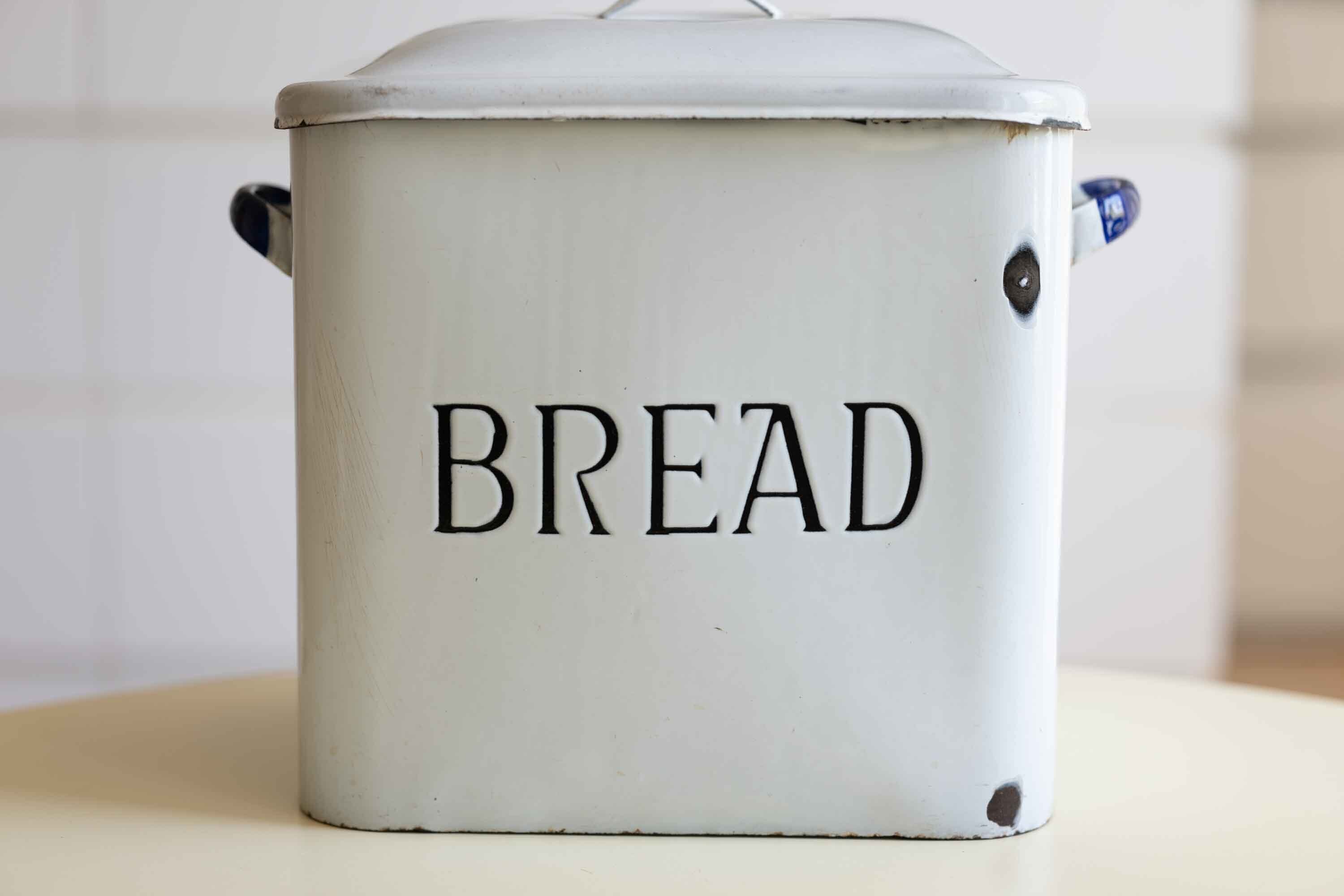 英国アンティーク ブレット缶 古いタイプ フタの空気穴が2個 No.42