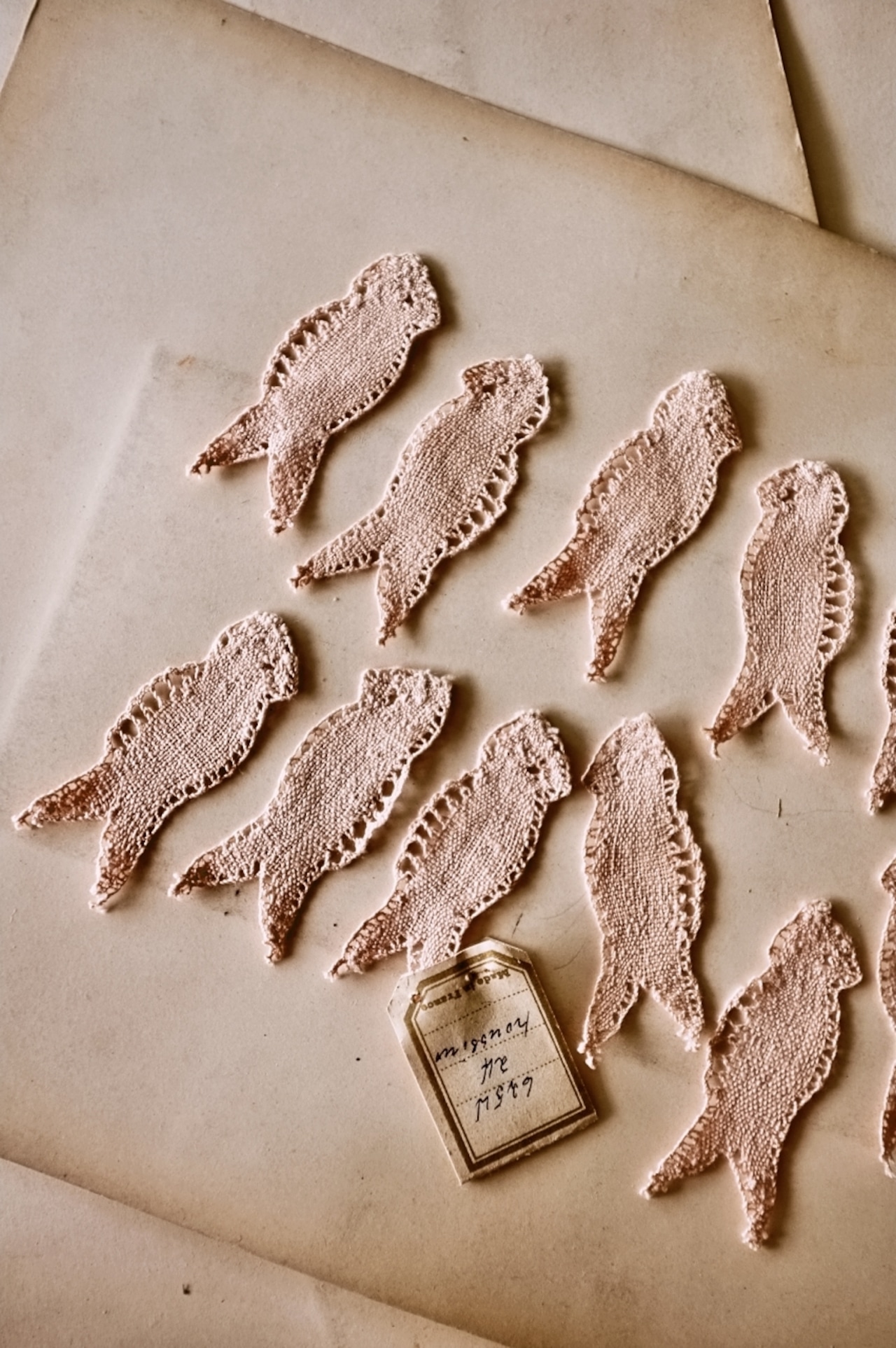 30s フランス リネン 古薔薇色のつばめとボビンレースアップリケ 2p アンティーク