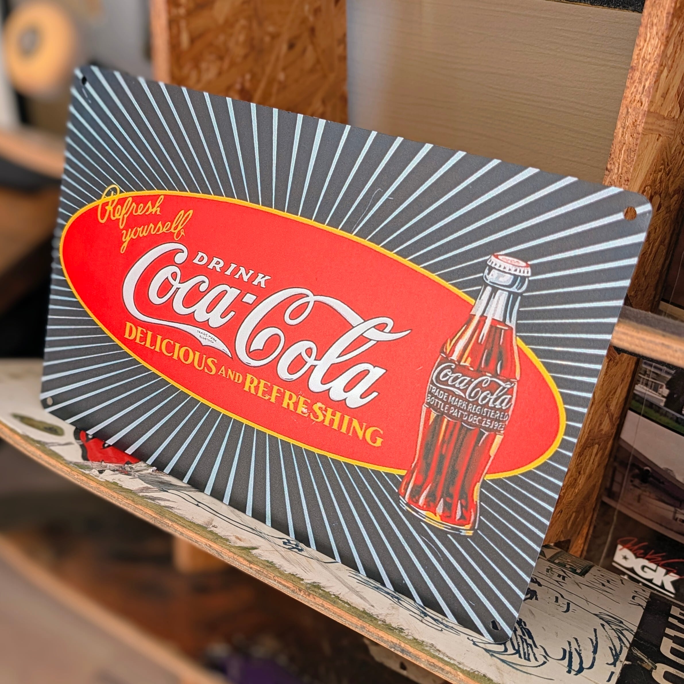 送料無料！ちょうどいいブリキ看板 【 Coca-Cola ( コカ・コーラ ) / Coke 】 METAL SIGN / メタルサイン / ブリキ看板 / サインボード / ビンテージ加工〚アメリカン雑貨 アメトイ〛