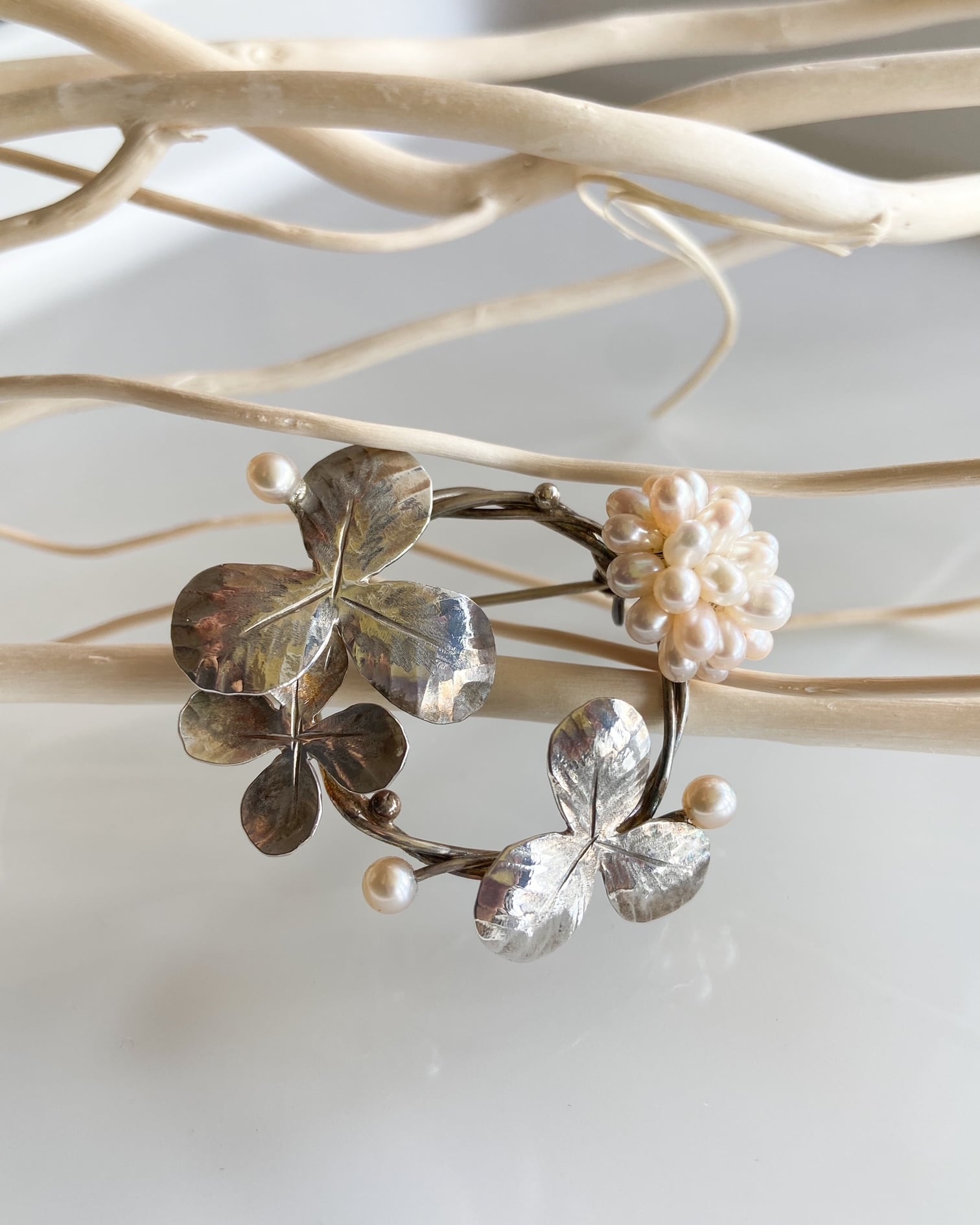 art jewelry marble　シロツメクサブローチ