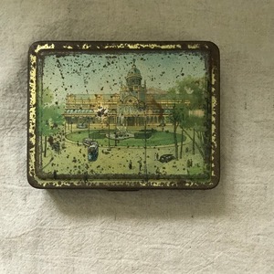 建物柄のサビ缶