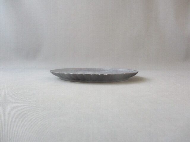 黒泡化粧雲母銀 片菊彫19cmプレート | ONE TABLE