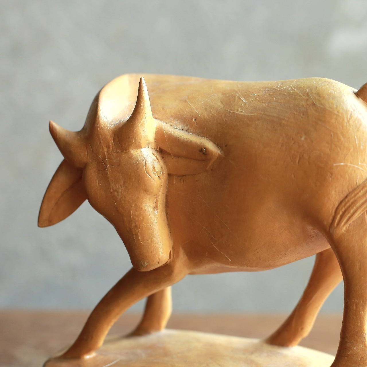 力強い姿でこちらを見つめる、味わい深い牛