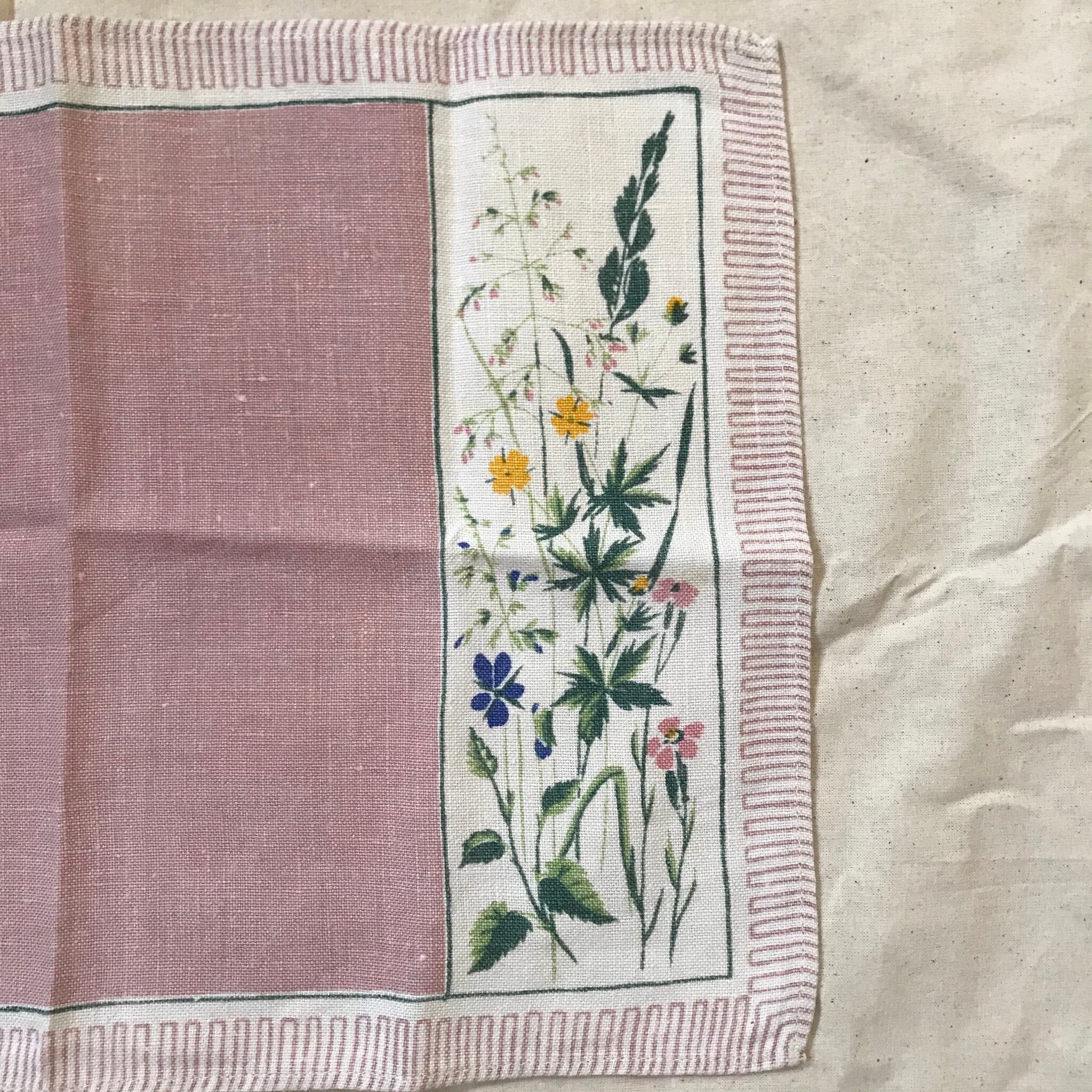 ピンクの花たちの布