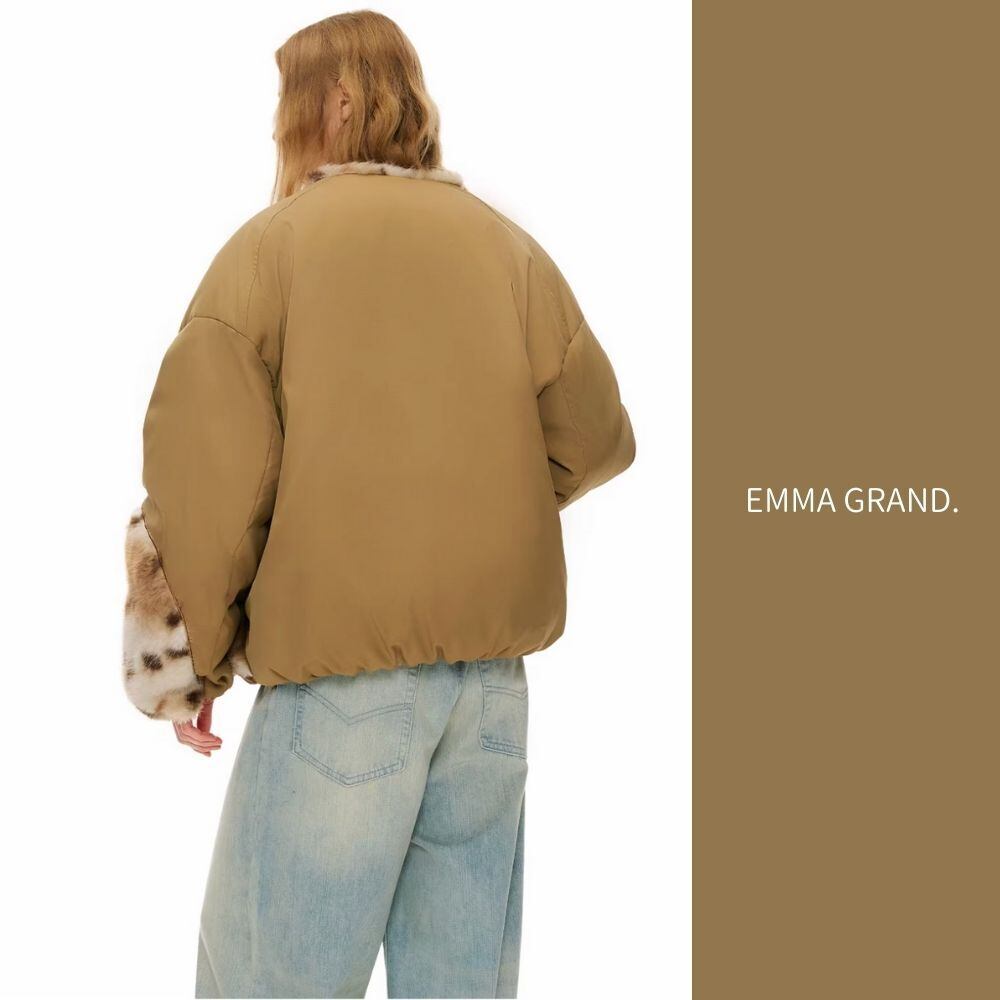 冬の森で寄り添う二匹の猫のダウンジャケット E00629 | EMMA GRAND