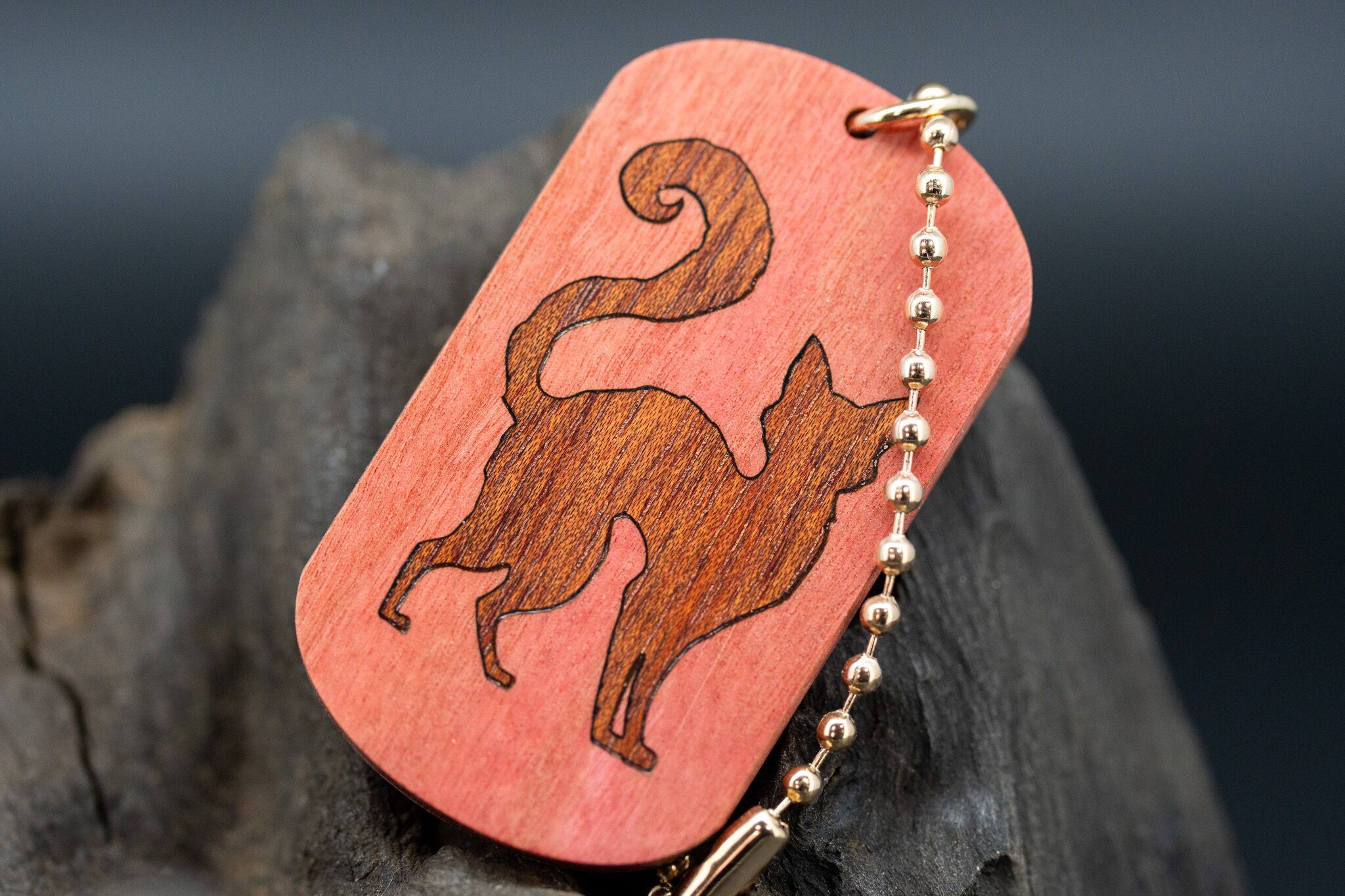 【桃色の象牙肌】 ピンクアイボリー ドッグタグ 象嵌 探る視線