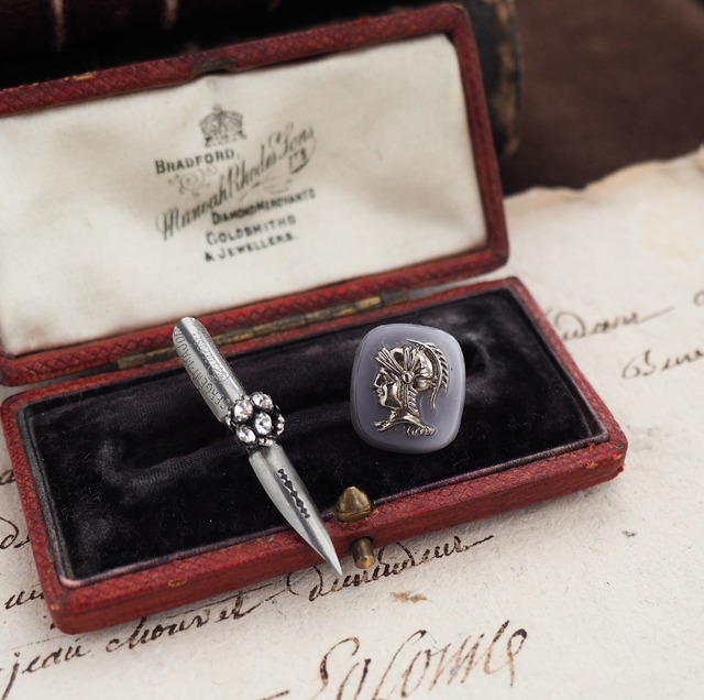 Re:novel - ペン先 - / ピンブローチ（ペンと盾 Purple）