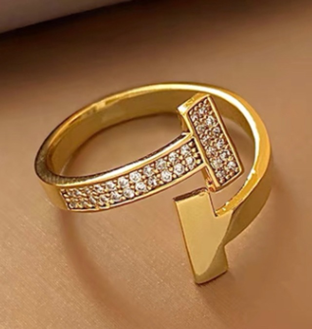 T logo Gold design Ring