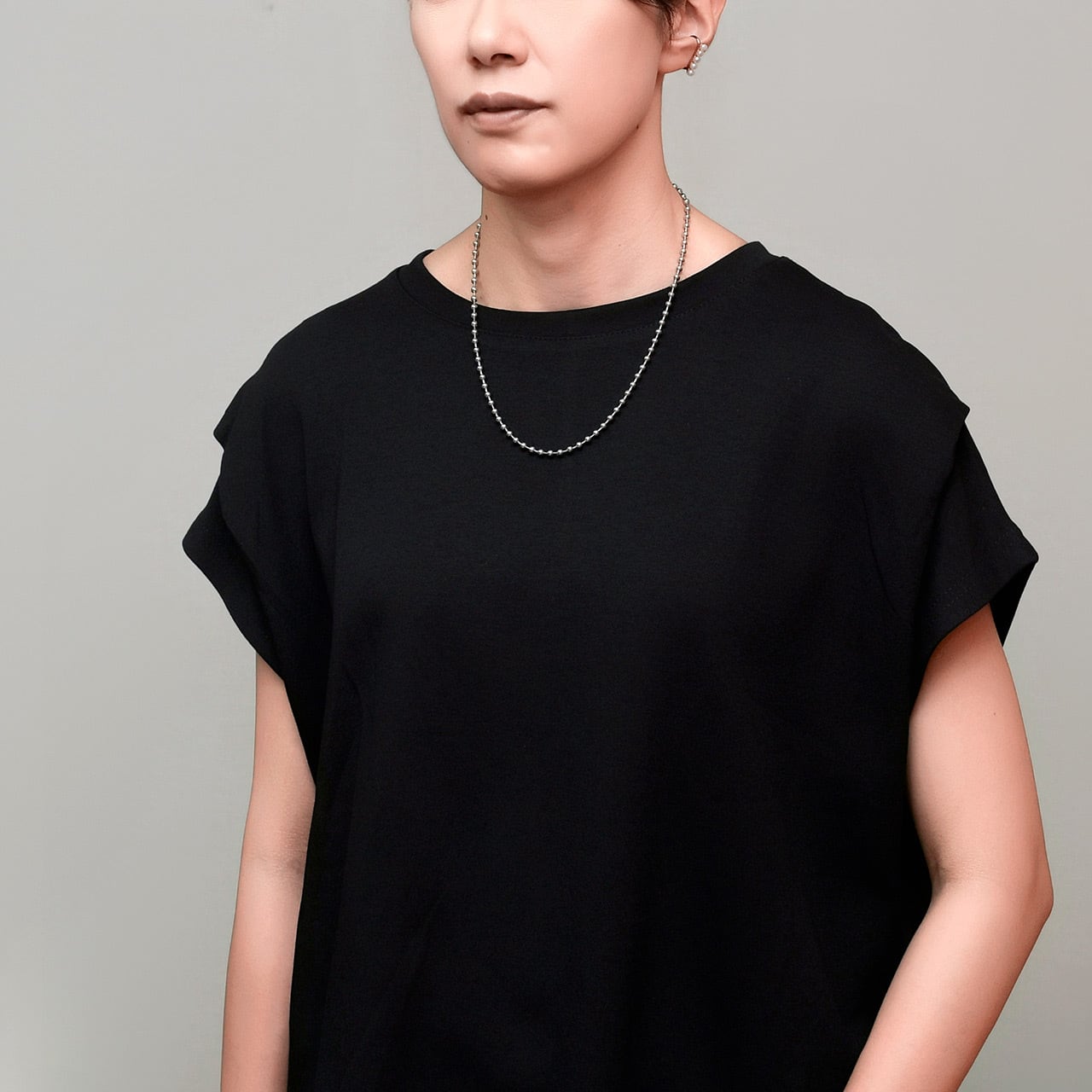 淡水パール ロングラリエットネックレス / ドロップチャームが艶めく