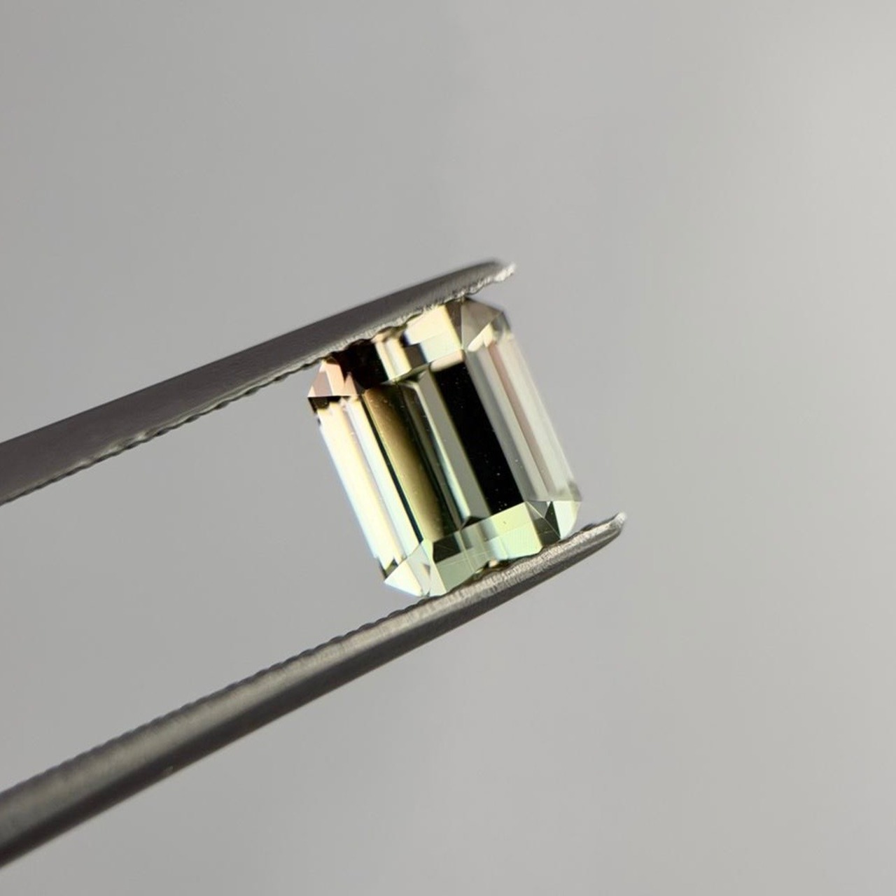 グラデーションカラートルマリン エメラルドカット 7.1x5.7x4.9mm, 1.65ct, モザンビーク産