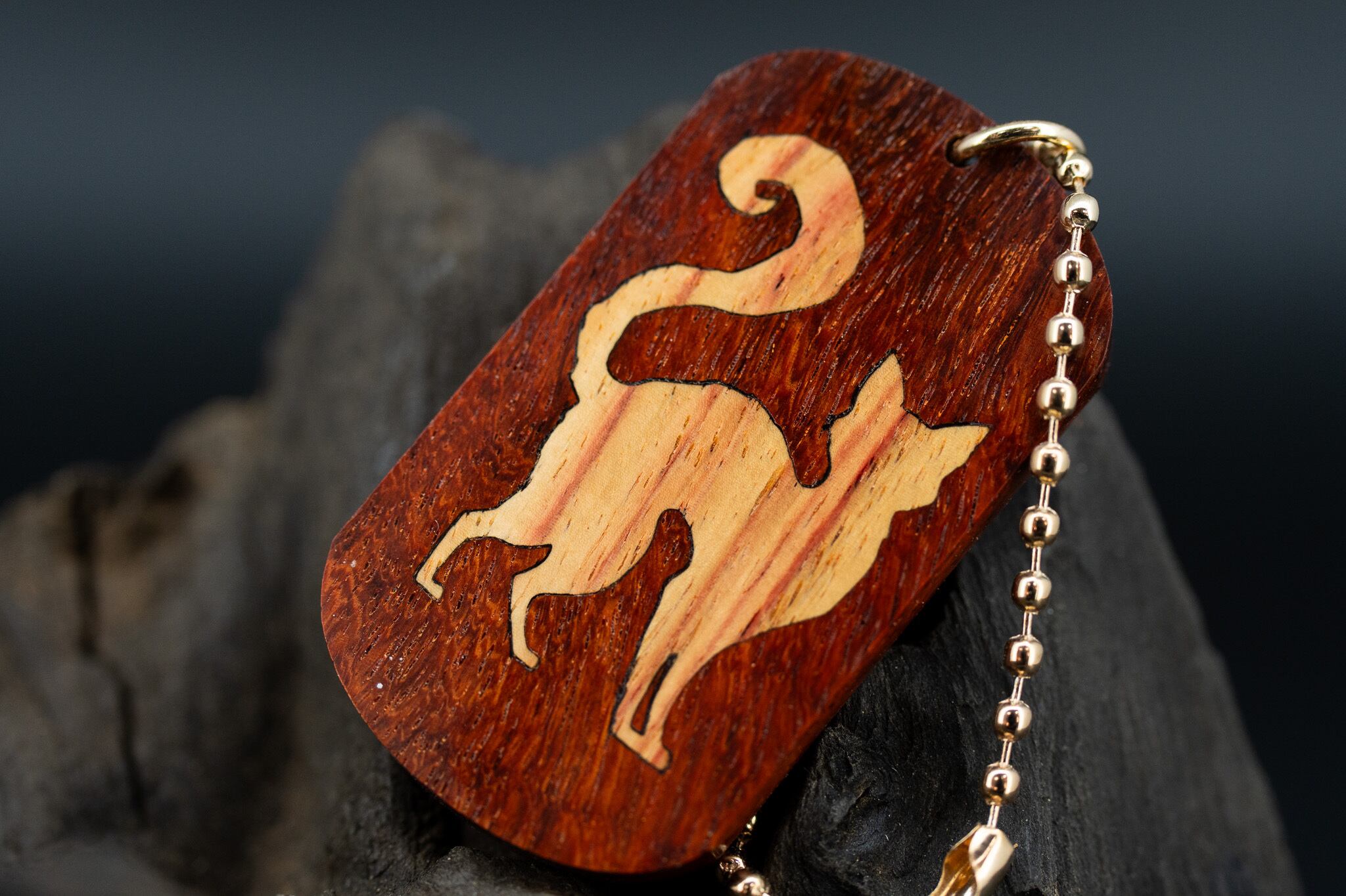 【朱色の銘木】 本花梨瘤 特上 ドッグタグ 象嵌 探る視線