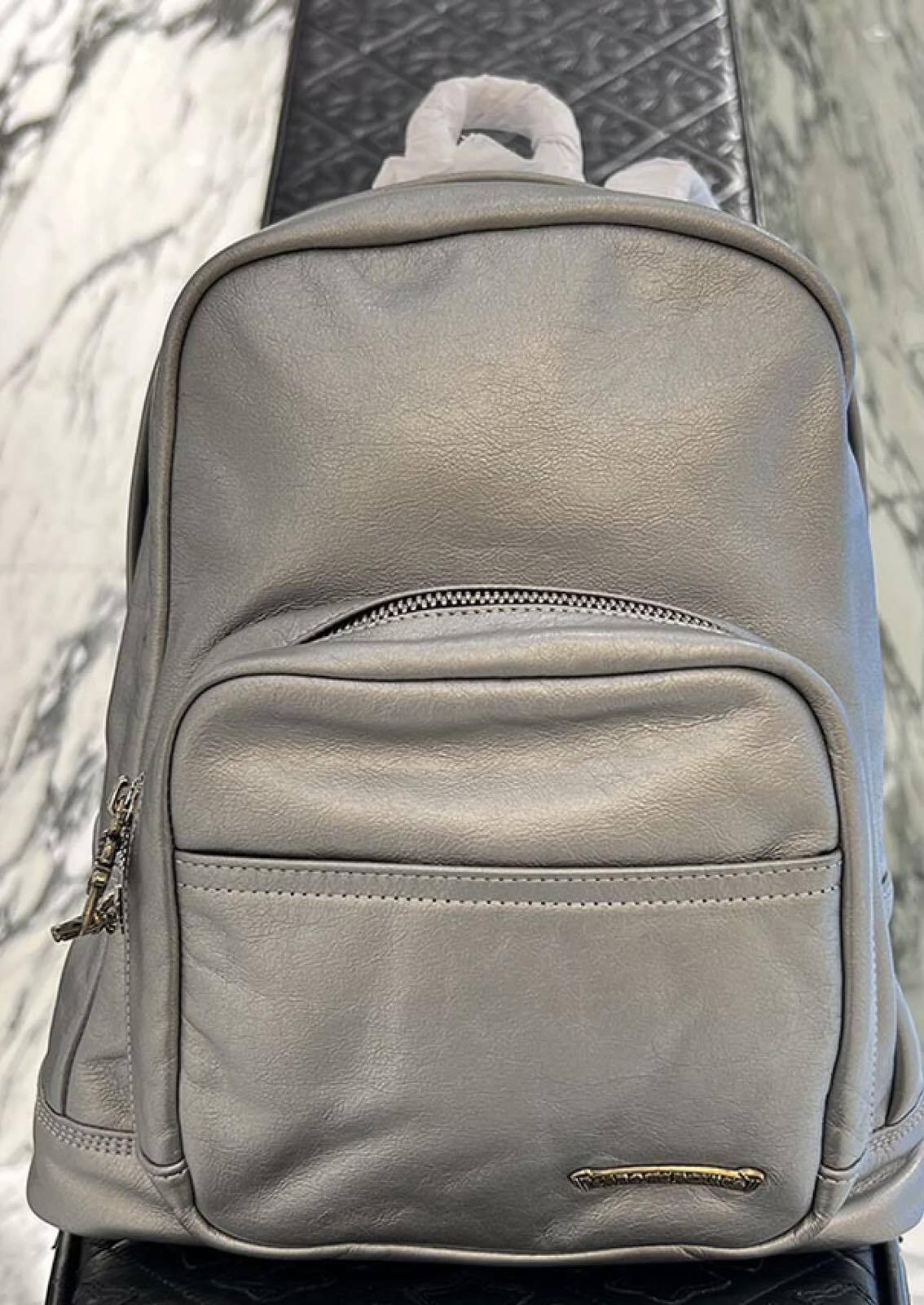 CHROME HEARTS クロムハーツ 7th grade メタリックシルバー レザーバックパック リュックサック レザーバッグ ダガージップ スクロールラベル カーフレザー シルバー925 メタリックシルバー