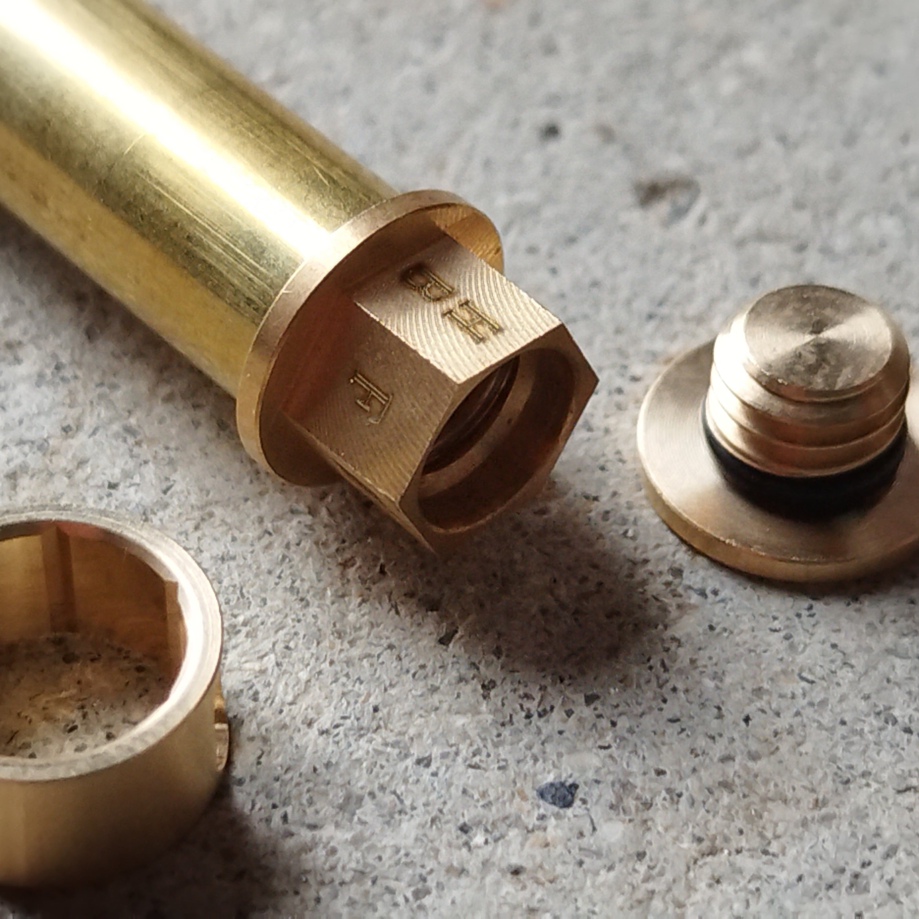 業界初！ 硬度表示窓付き革軸芯ケース 【ヌメ革 ナチュラル】 | Schicksal