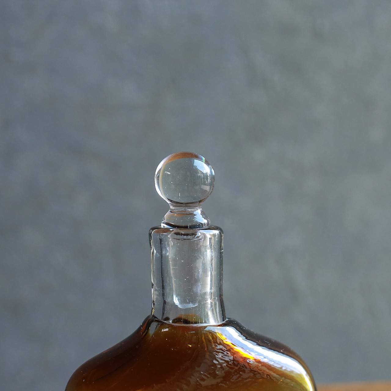 美しい琥珀色の、ガラスボトル