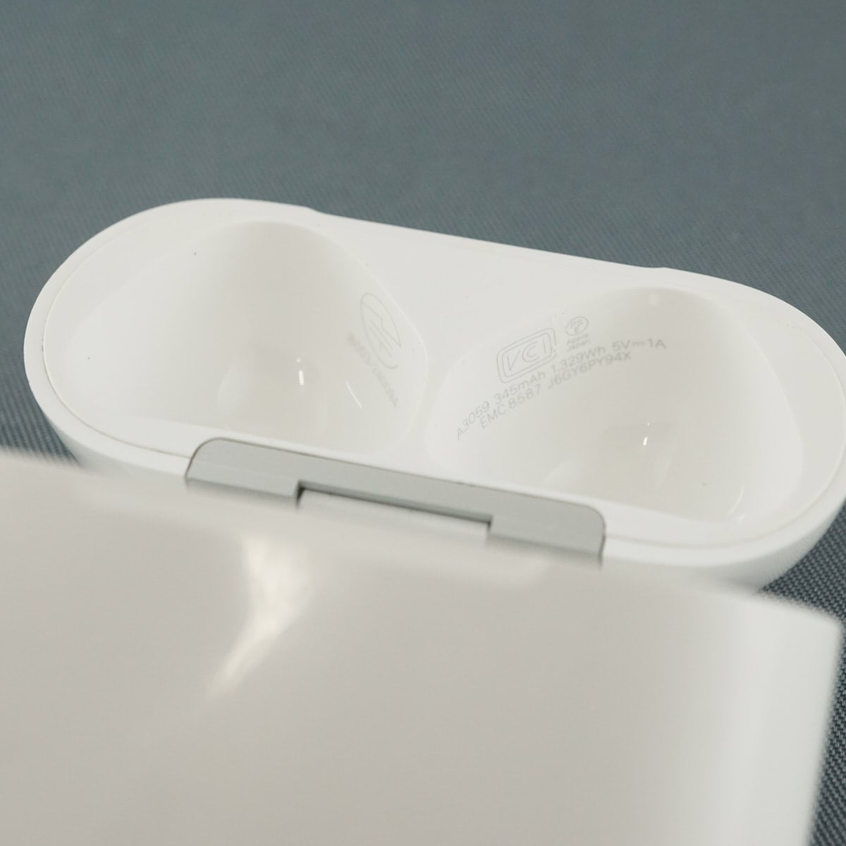 Apple AirPods 4 充電ケースのみ USED品 ノイズキャンセリング搭載 第