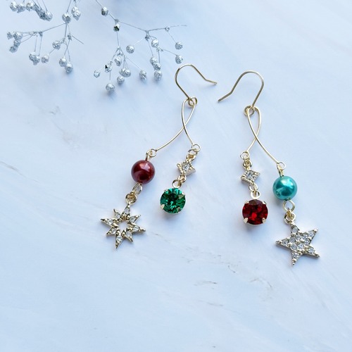 2つのスターが煌めく　揺れるクリスマスオーナメントピアス　イヤリング　アシンメトリー