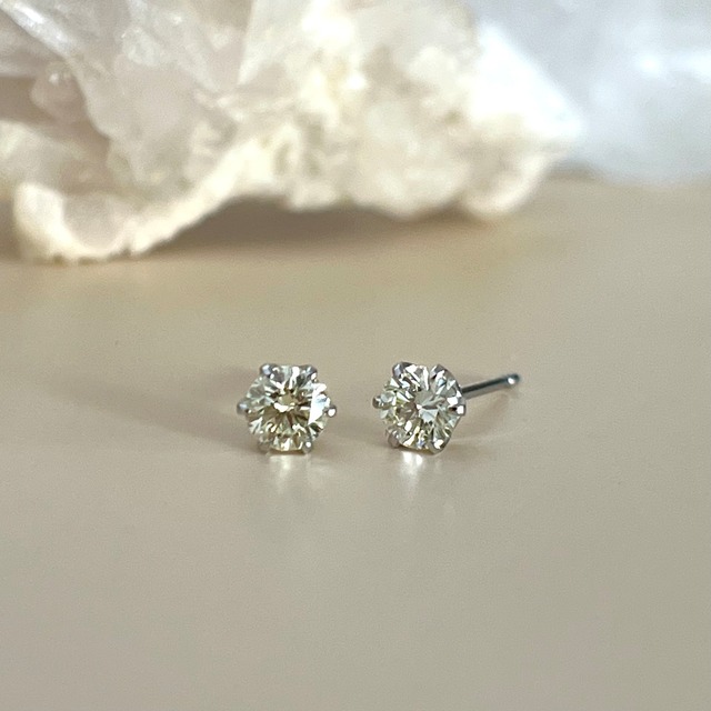 ラウンドブリリアントカット ダイヤモンド ピアス  0.30 ct  プラチナ チェカ 鑑定書付