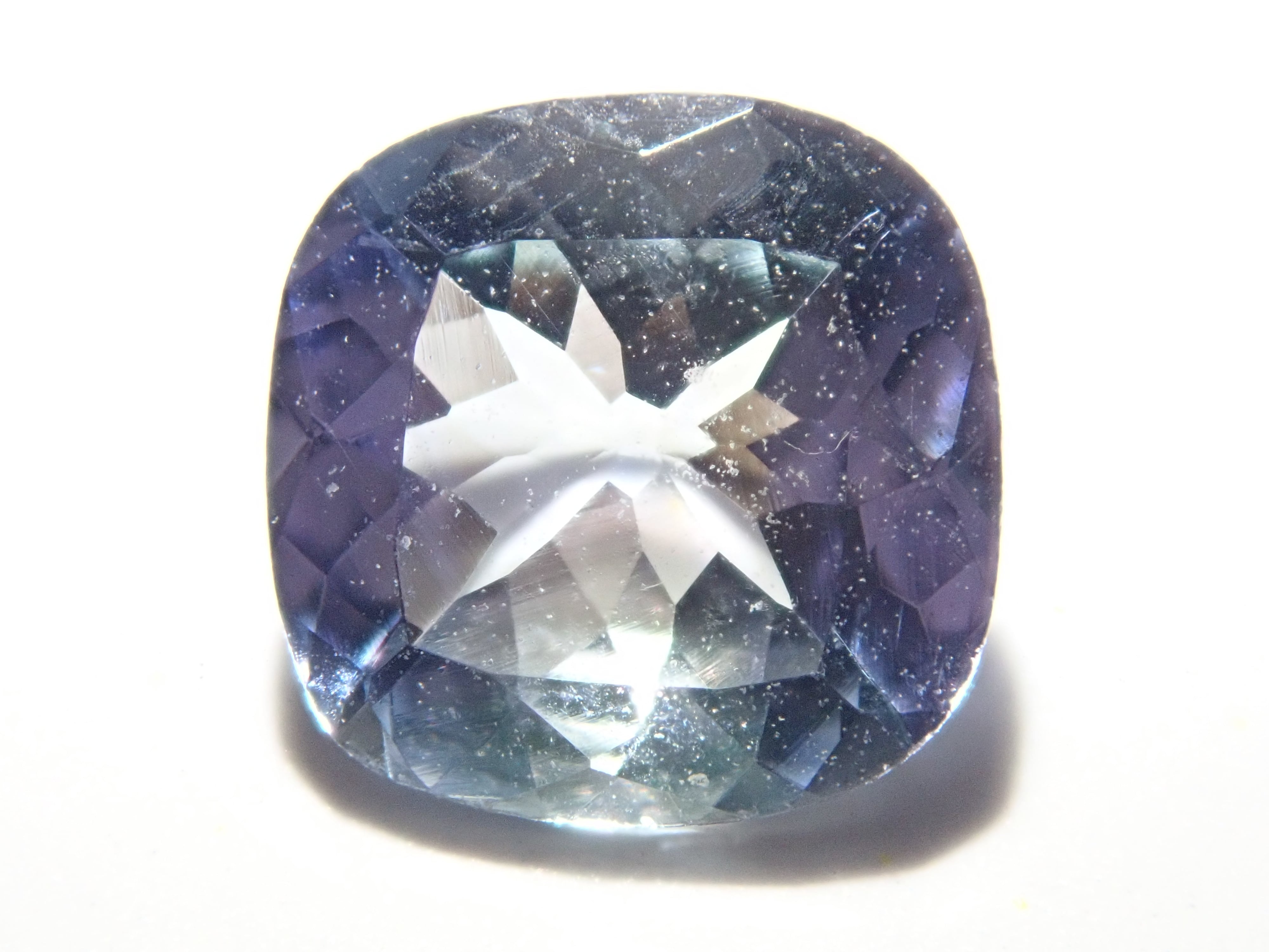 タンザニア産バイカラータンザナイト 0.701ct