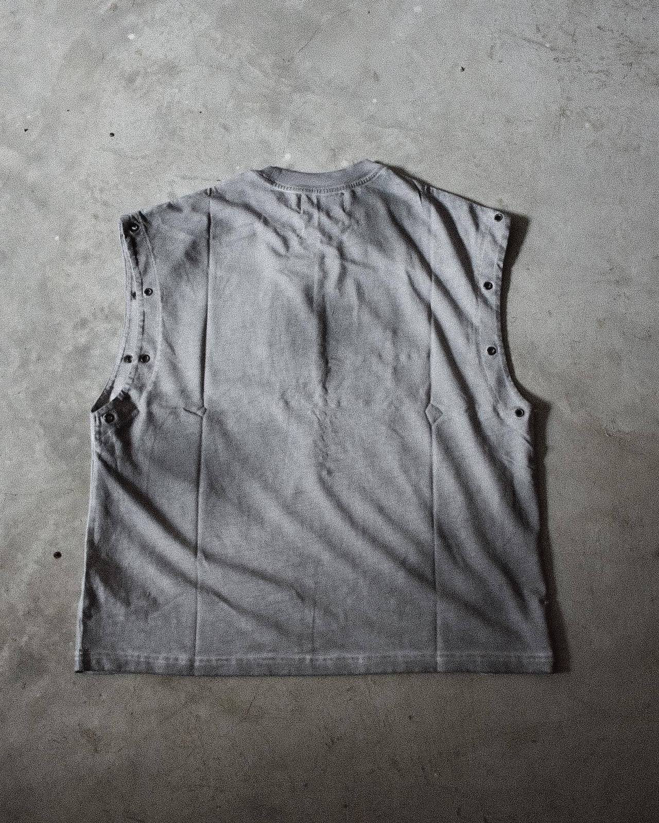 【TH4SWE】Dark Graphic Studded Distressed Tank Top