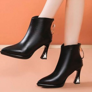 【送料無料】 ブーツ 2色 2種類 靴 シューズ ピンヒール ハイヒール ポインテットゥ キラキラ ビジュー パール 飾り 裏起毛 PU レザー エレガント 可愛い 大人可愛い きれいめ シンプル カジュアル シック コンサバ 華やか 大人 上品 おしゃれ 主役級 こなれ感 高見え 高級感 無地 冬 撥水 防寒 温かい レディース 女性用 30代 40代 通勤 デート お出かけ 女子会 お呼ばれ 休日 お茶会 授業参観 垢抜け デイリーユース 普段使い ファッション コーデ スタイル 楽ちん 歩きやすい