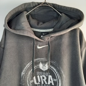 ナイキ　プルオーバー　スウェット　フーディー　センターロゴ　スウッシュ刺繍