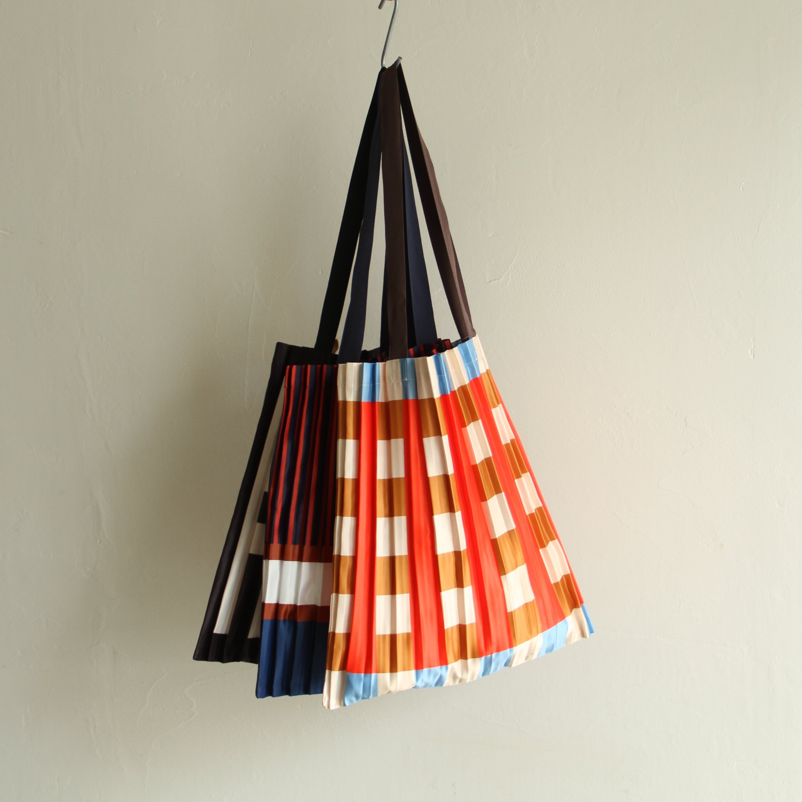 MULTITUDES Satin Pleats tote bag