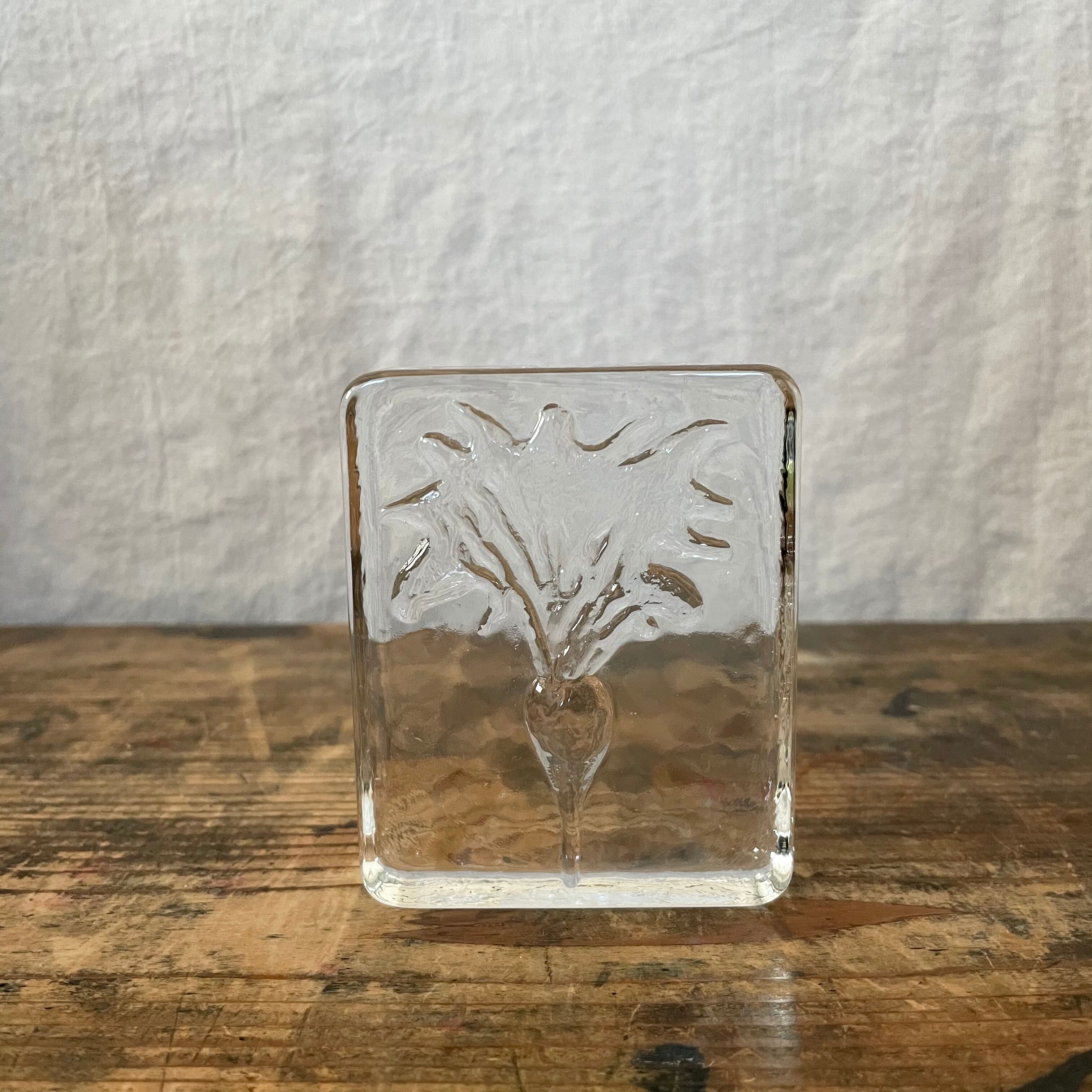 ガラスのにんじんの置物