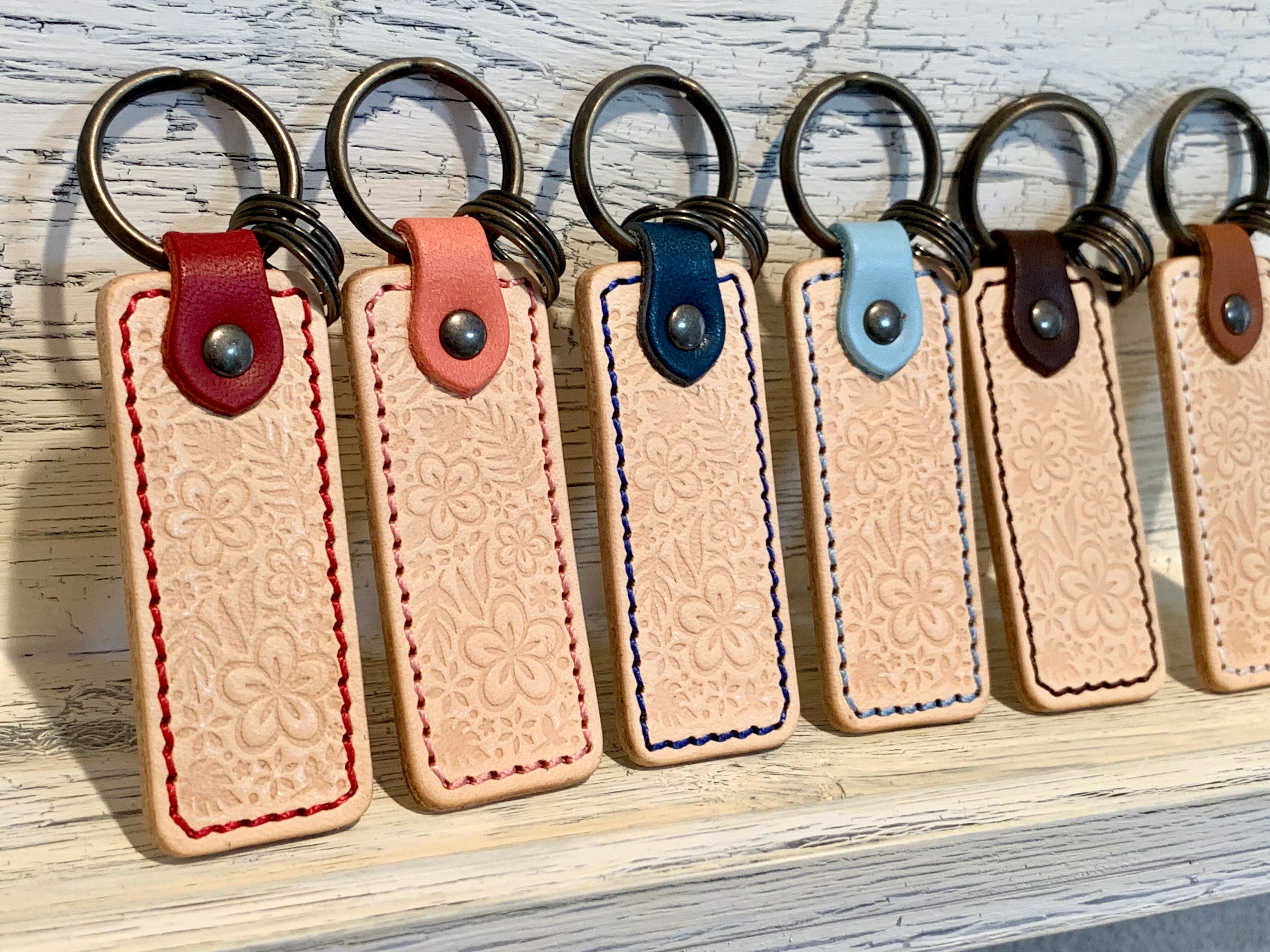 「名入れ無料」　レザー　ストレート　キーホルダー　（プルメリア柄）　革　ナチュラルタイプ