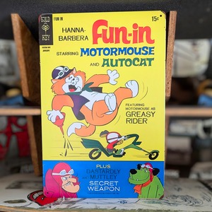 送料無料!ちょうどいいブリキ看板 ビンテージ加工【 Hanna-Barbera Productions / ハンナ・バーベラ 】Fun-in / Wacky Races( チキチキマシン猛レース ) / ケンケン / METAL SIGN / メタルサイン / ブリキ看板 / サインボード / ビンテージ加工 〚アメリカン雑貨 アメトイ〛