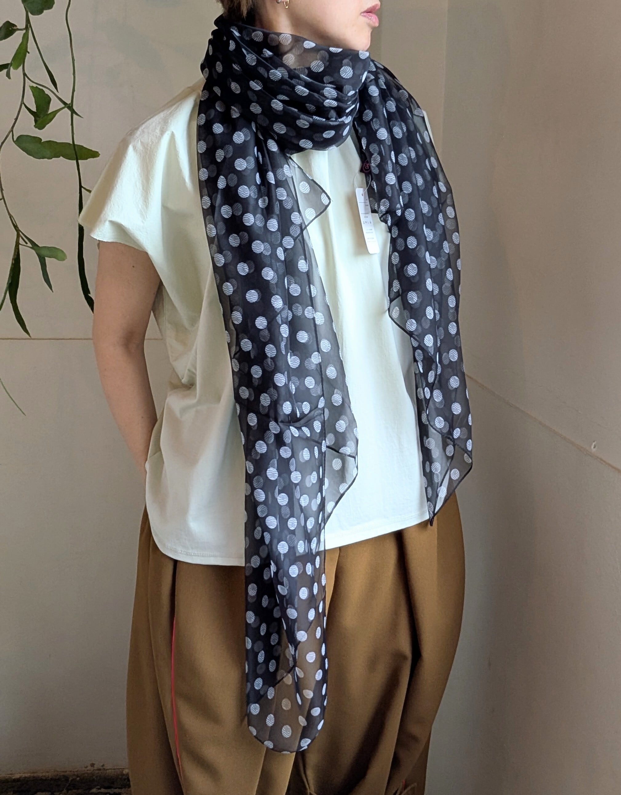 ドット柄 長方形型 大判薄手シフォンタッチストール/ ブラック | 服と
