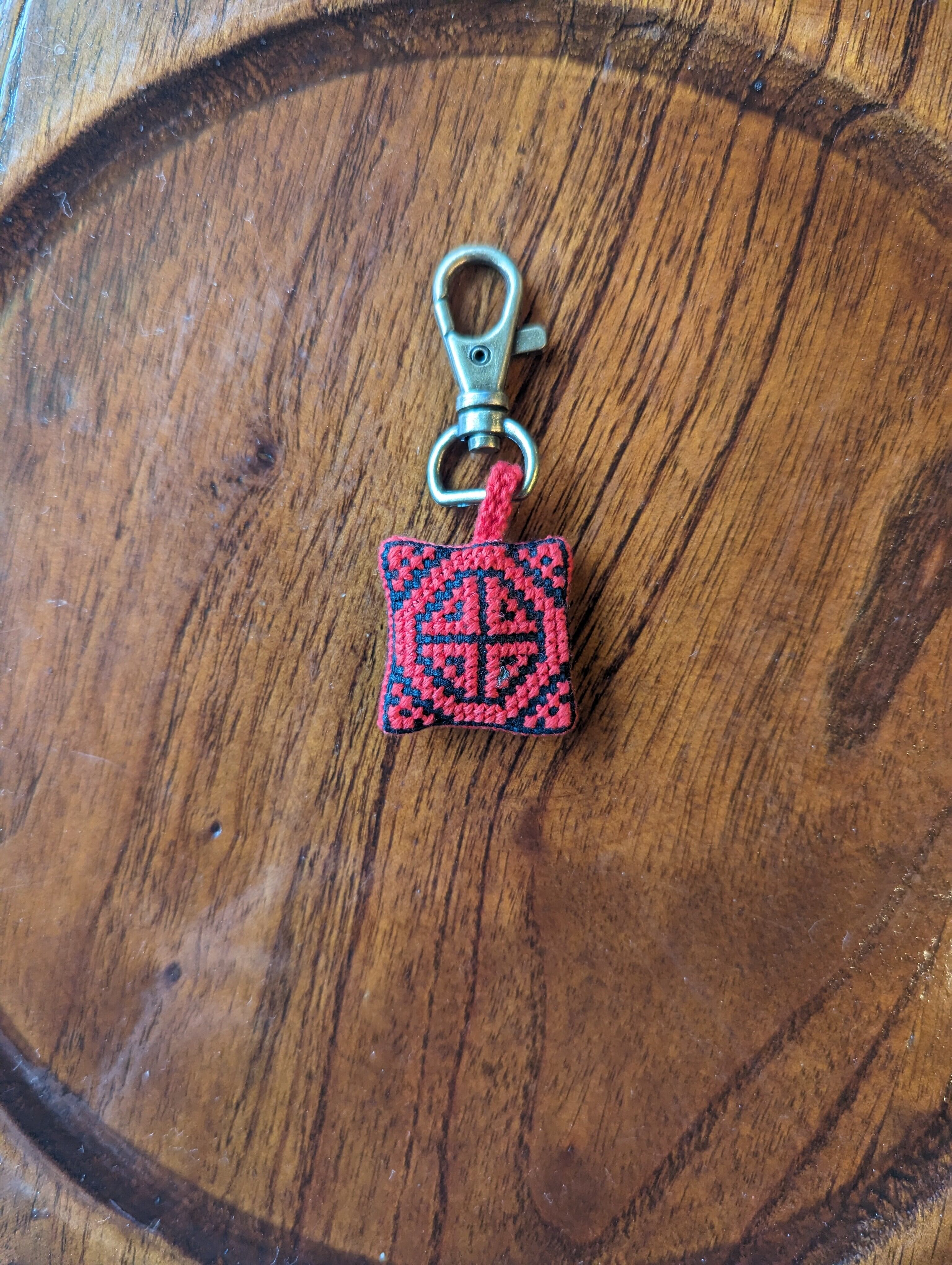 手刺繍existence マースお守り