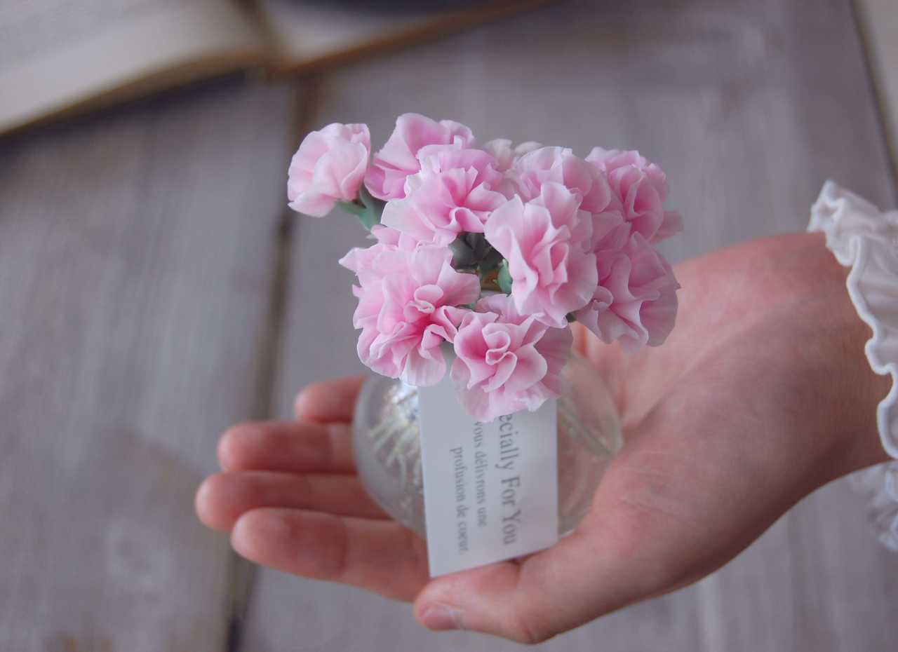 ◇粘土のお花◇ ミニカーネーションを小さなホラリング ◇粘土のお花◇ ミニカーネーションを小さなホラリング