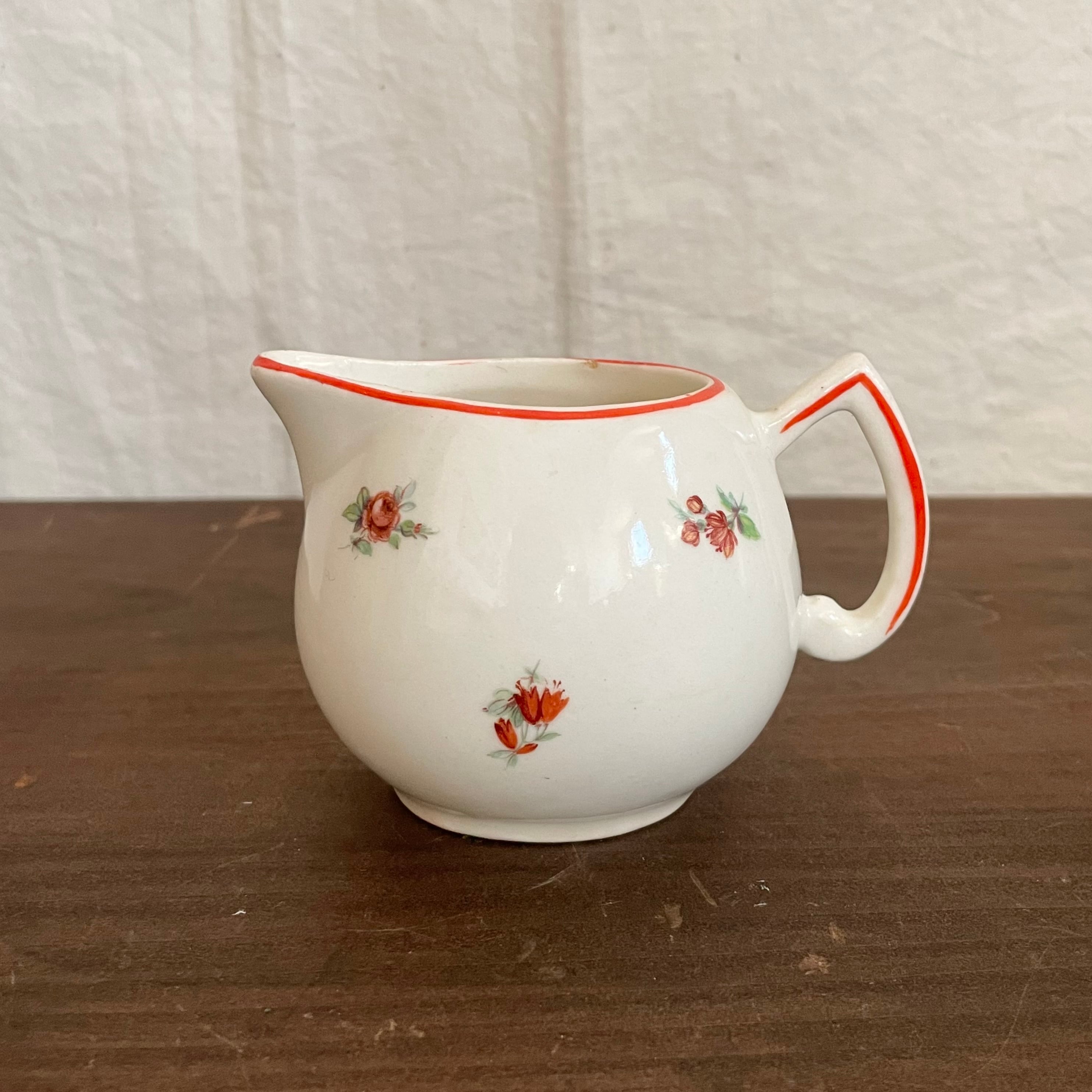 赤い花のピッチャー