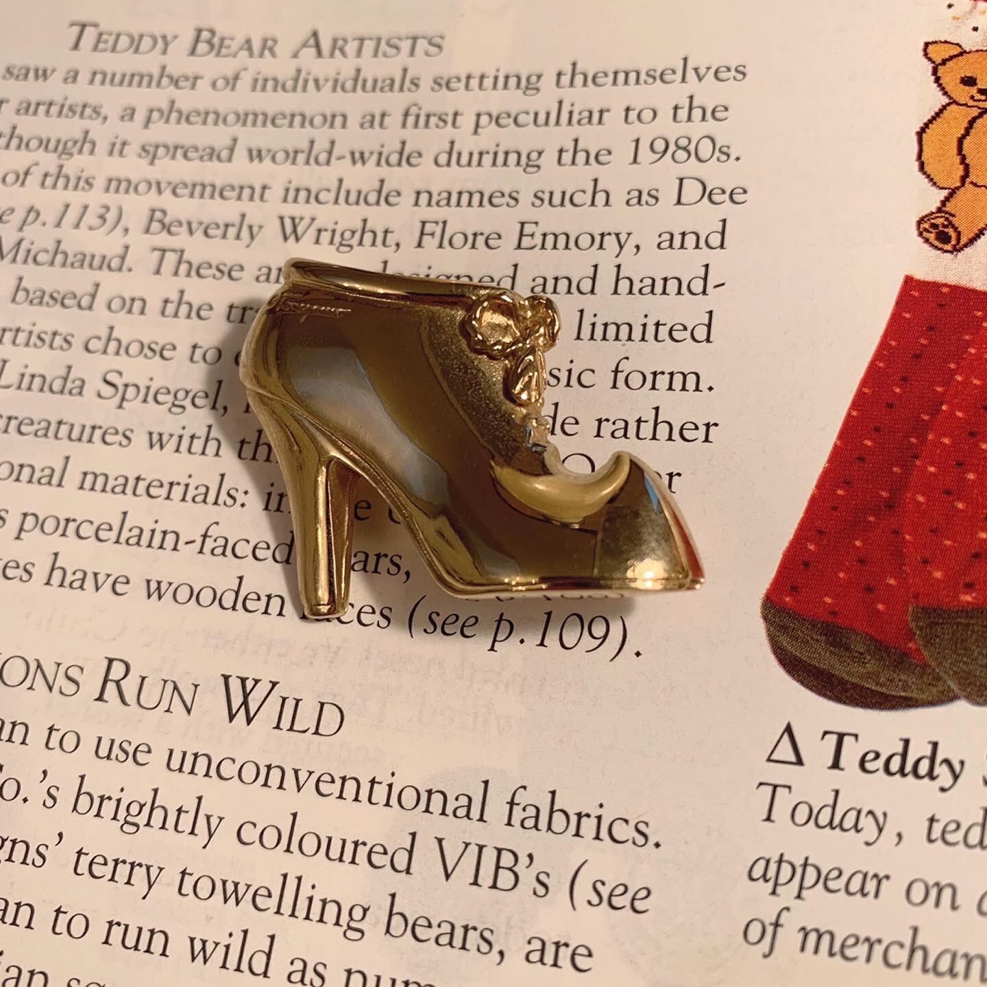 gold shoes broach