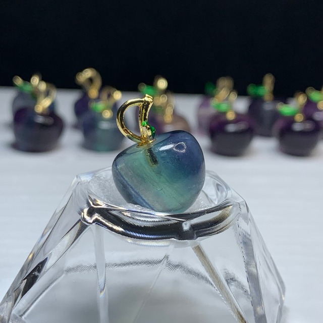 16.フローライトりんご・ペンダントトップ