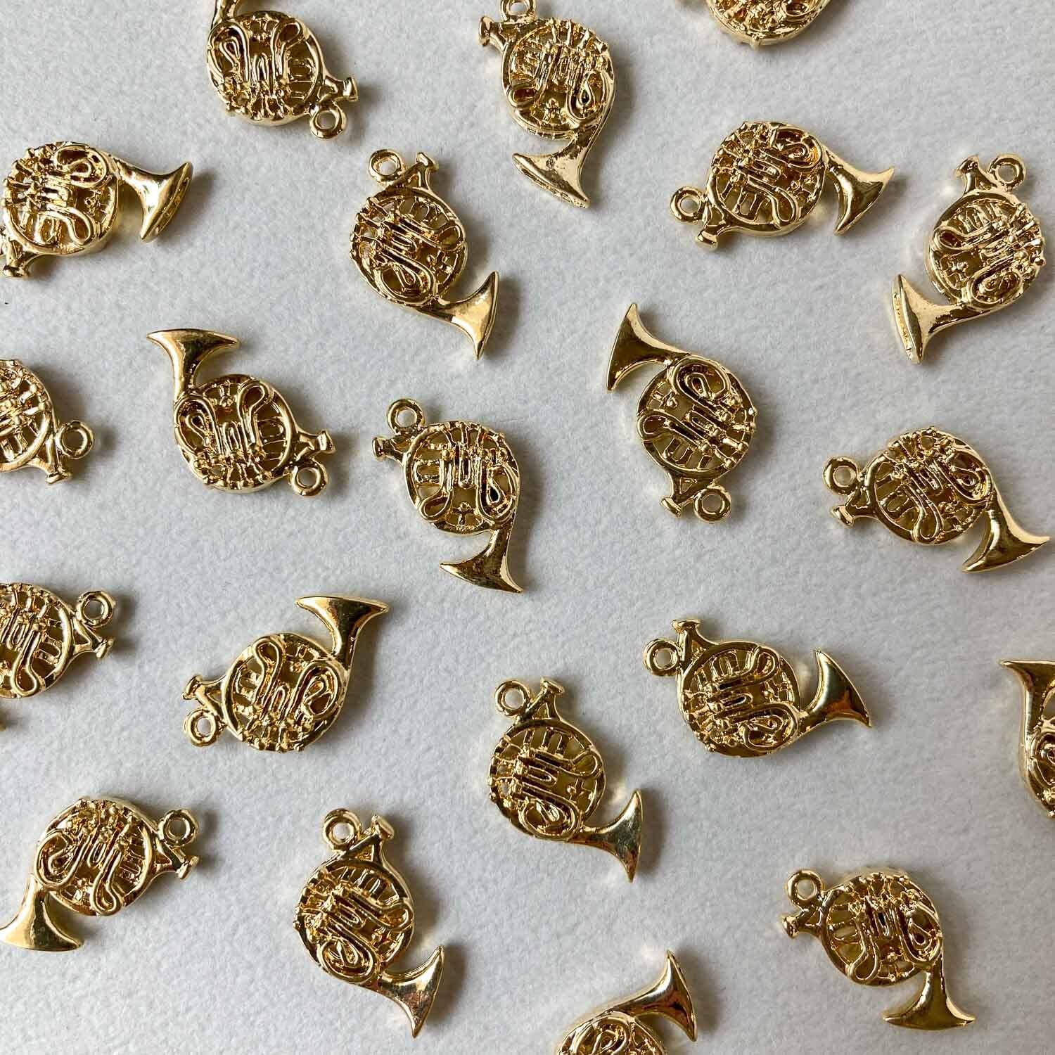ホルンモチーフメタルチャーム | Dua-アクセサリーパーツショップ