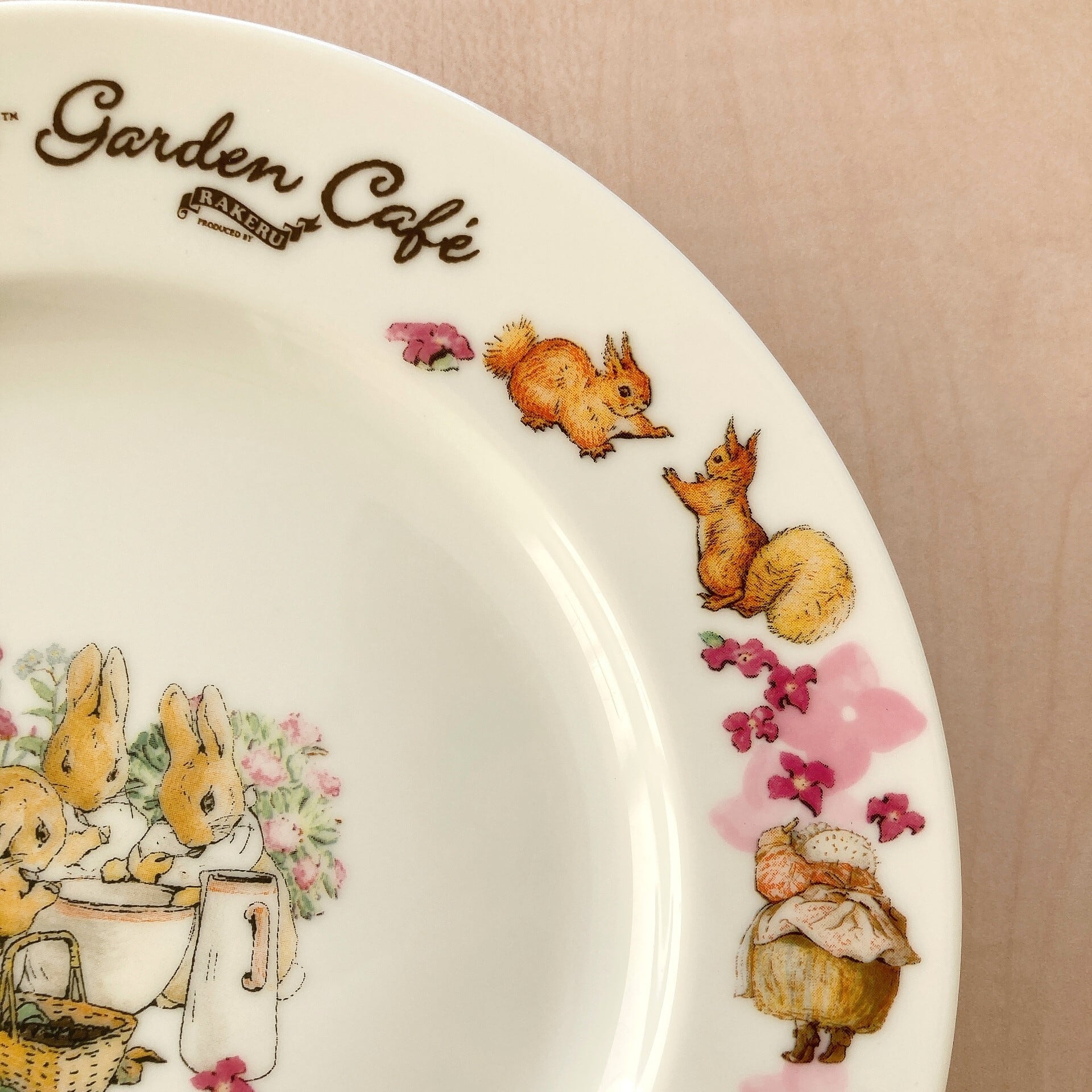 ピーターラビット™ガーデンカフェオリジナルプレート 19㎝】 | ラケル