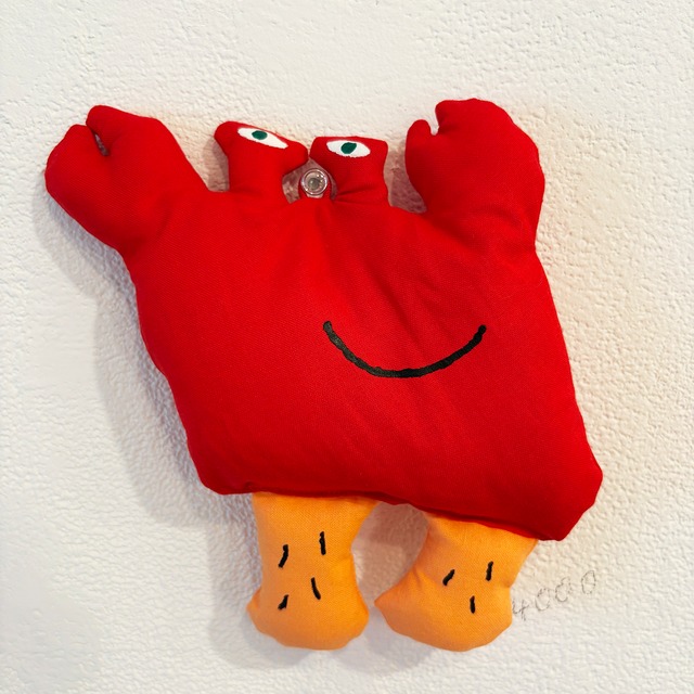 アワジトモミさん／ぬいぐるみ作品「カニカニ毛ガニ（A）」