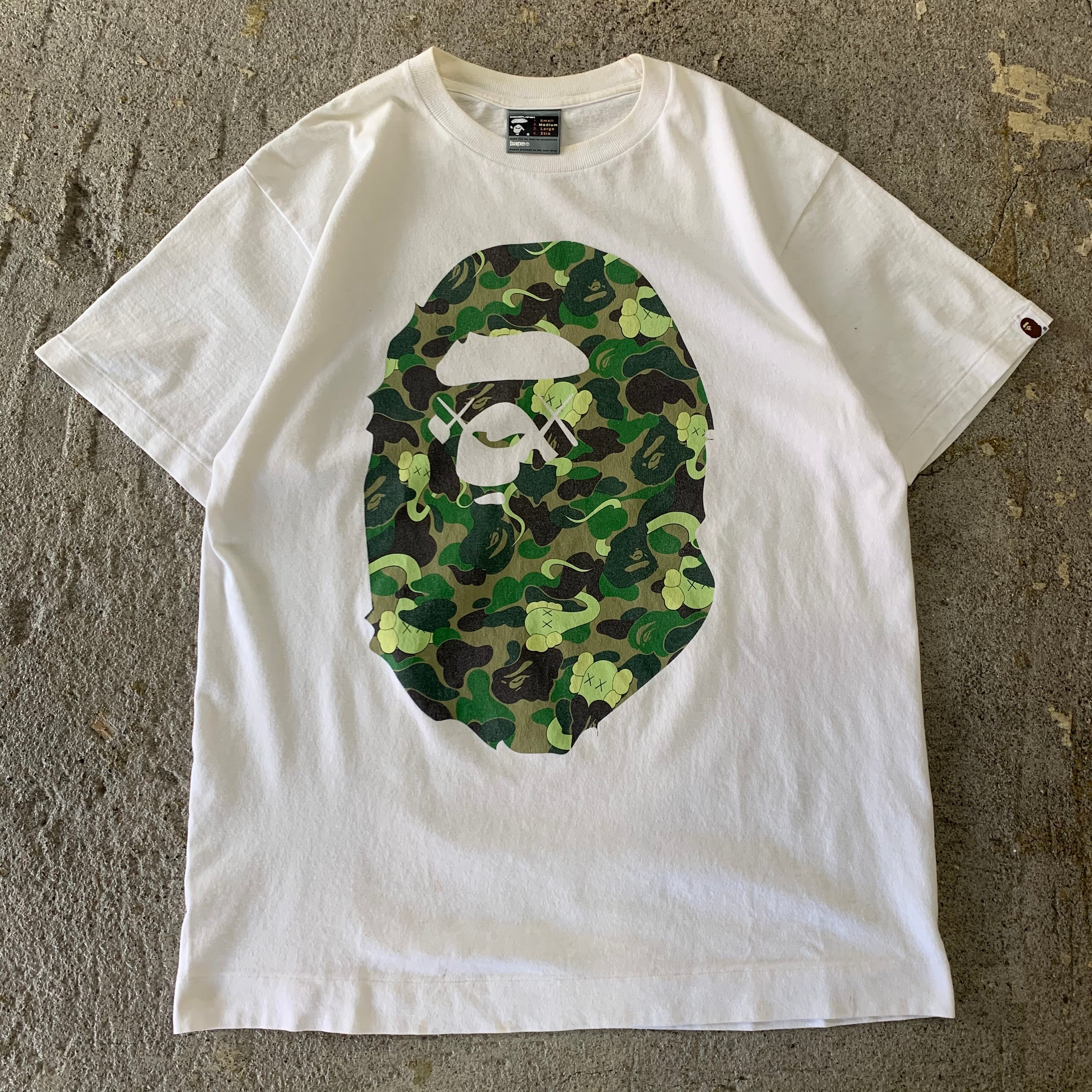 A BATHING APE ×KAWS Tシャツ