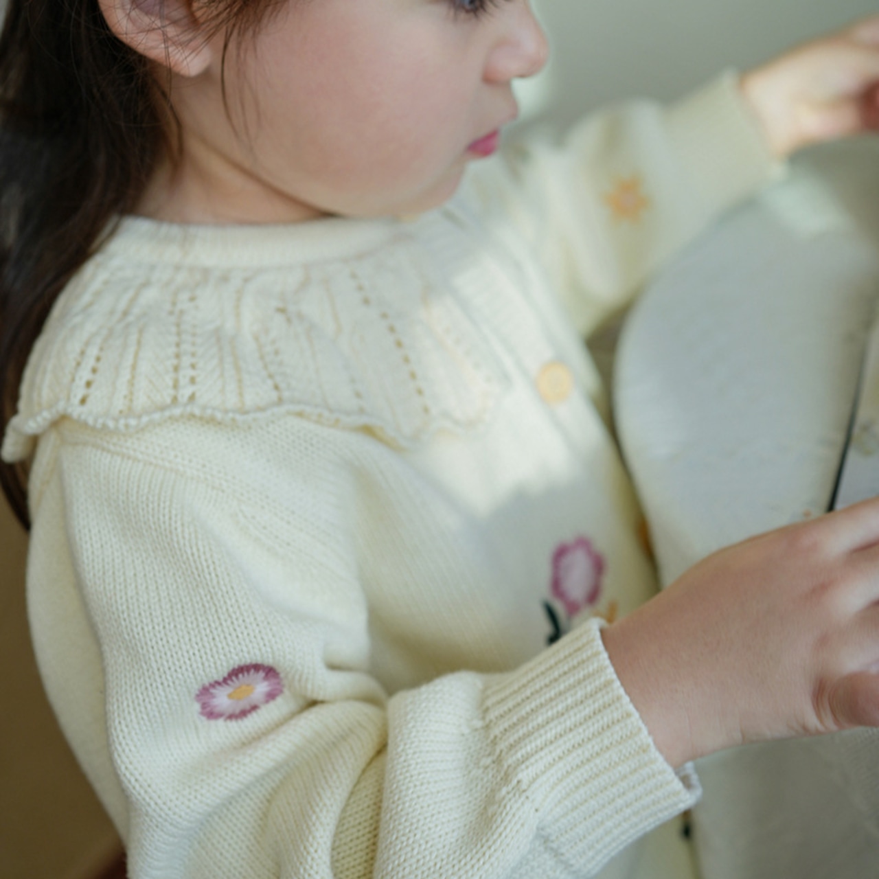 秋花柄刺しゅうカーディガン