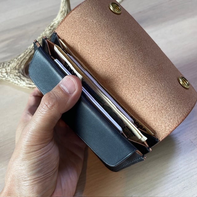 ミドル トラッカーウォレット（丘染めブラック）エルバマット | Chase