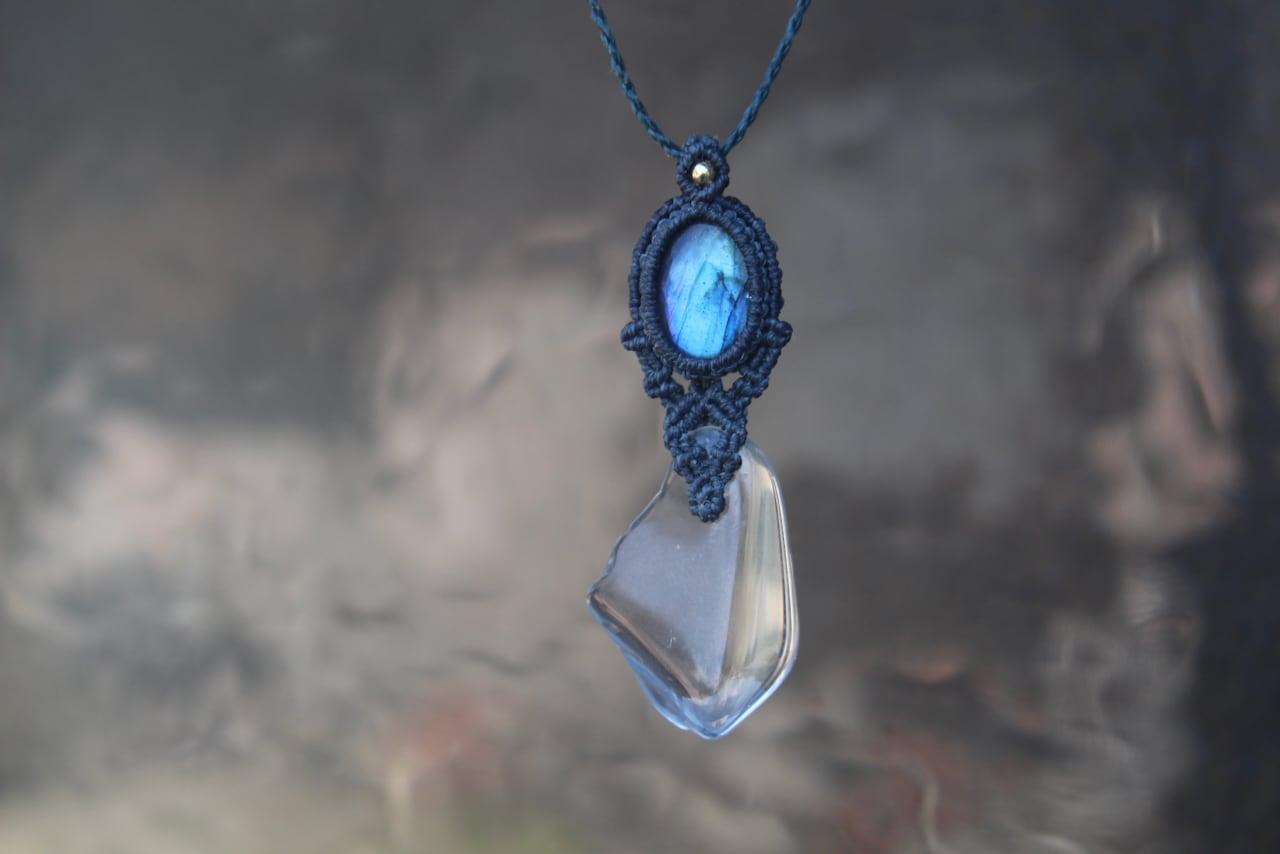 Healing crystal  & Labradorite  micro macrame pendant